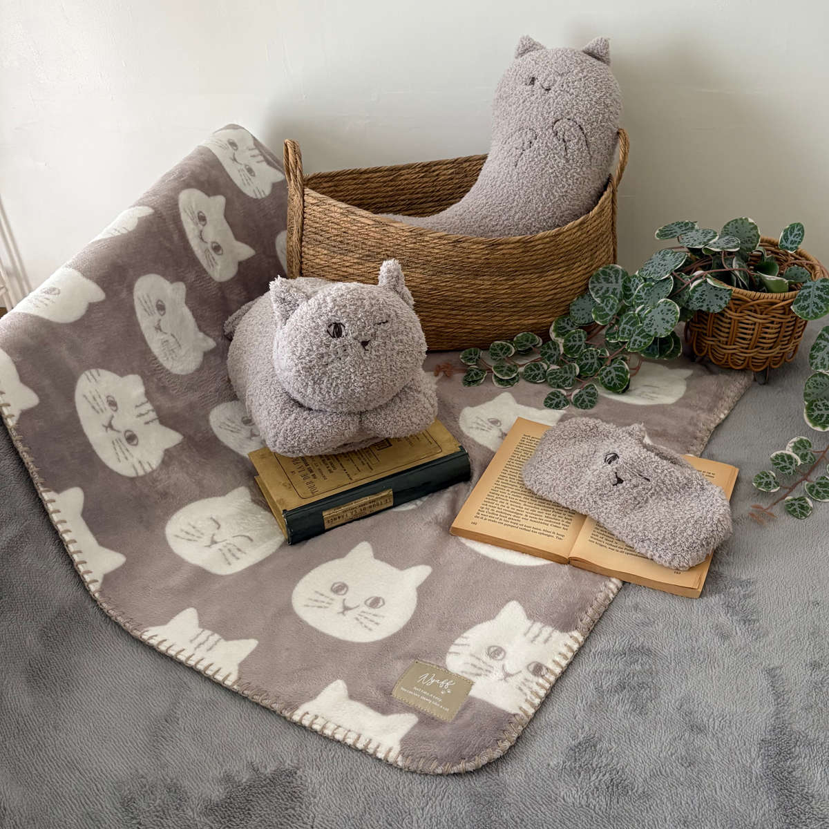 ブランケット にゃふにゃふ 100×150cm ネコ ( 大判 ひざかけ 猫 ボア 毛布 防寒 100×150 ひざ掛け 膝掛 ねこ あったか アニマル 動物 節電 多きめ ふわふわ かわいい ) 【パープル】 パープル