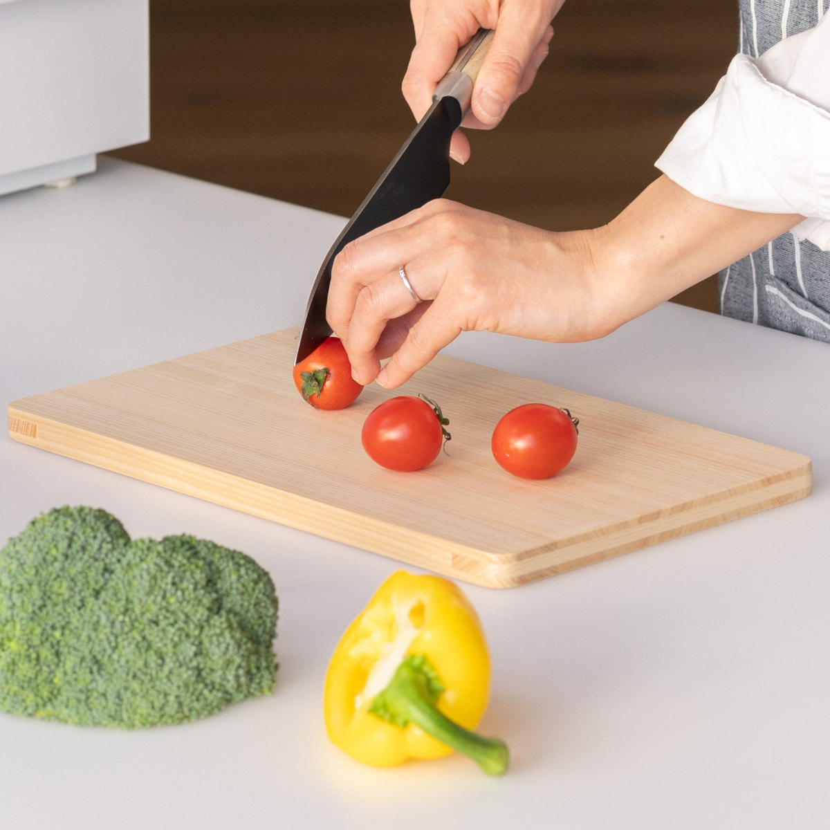 まな板 30cm ひのき 食洗機対応 日本製 ( まないた ひのきのまな板 天然木 角型 食洗機 カッティングボード 薄型 軽量 木製まな板 桧 反り防止 軽い おしゃれ )