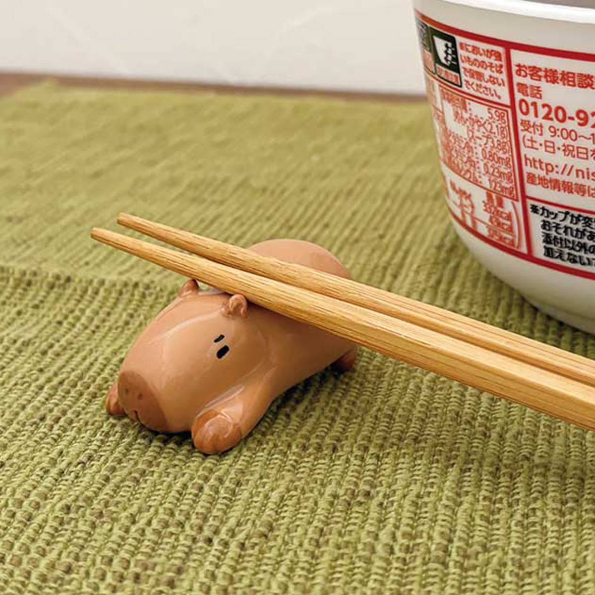 箸置き カップ麺のフタ留め箸置き ( 陶器 箸おき カピバラ お箸置き はしおき カトラリーレスト カップ麺 フタ留め カピバラモチーフ 動物 アニマル 便利グッズ かわいい )