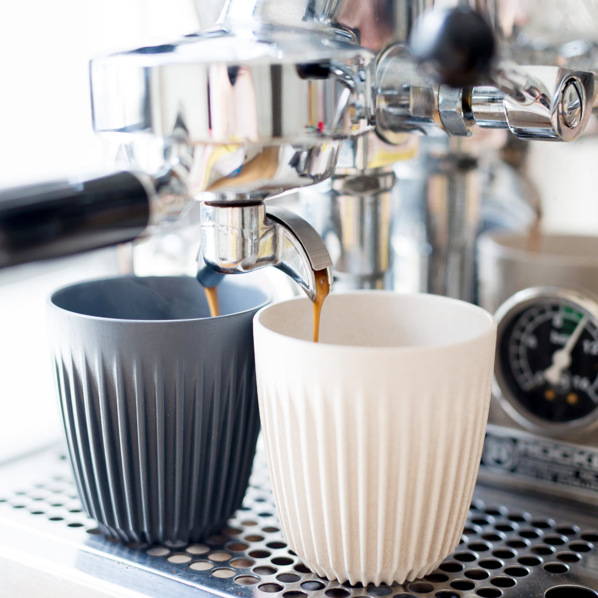 タンブラー 350ml Huskee ハスキーカップ 12オンス ( BPAフリー 食洗機対応 蓋付き コップ マグ マグカップ マグコップ エスプレッソ カップ おしゃれ かわいい サステナブル コーヒー豆 コーヒー ) 【チャコール】 チャコール