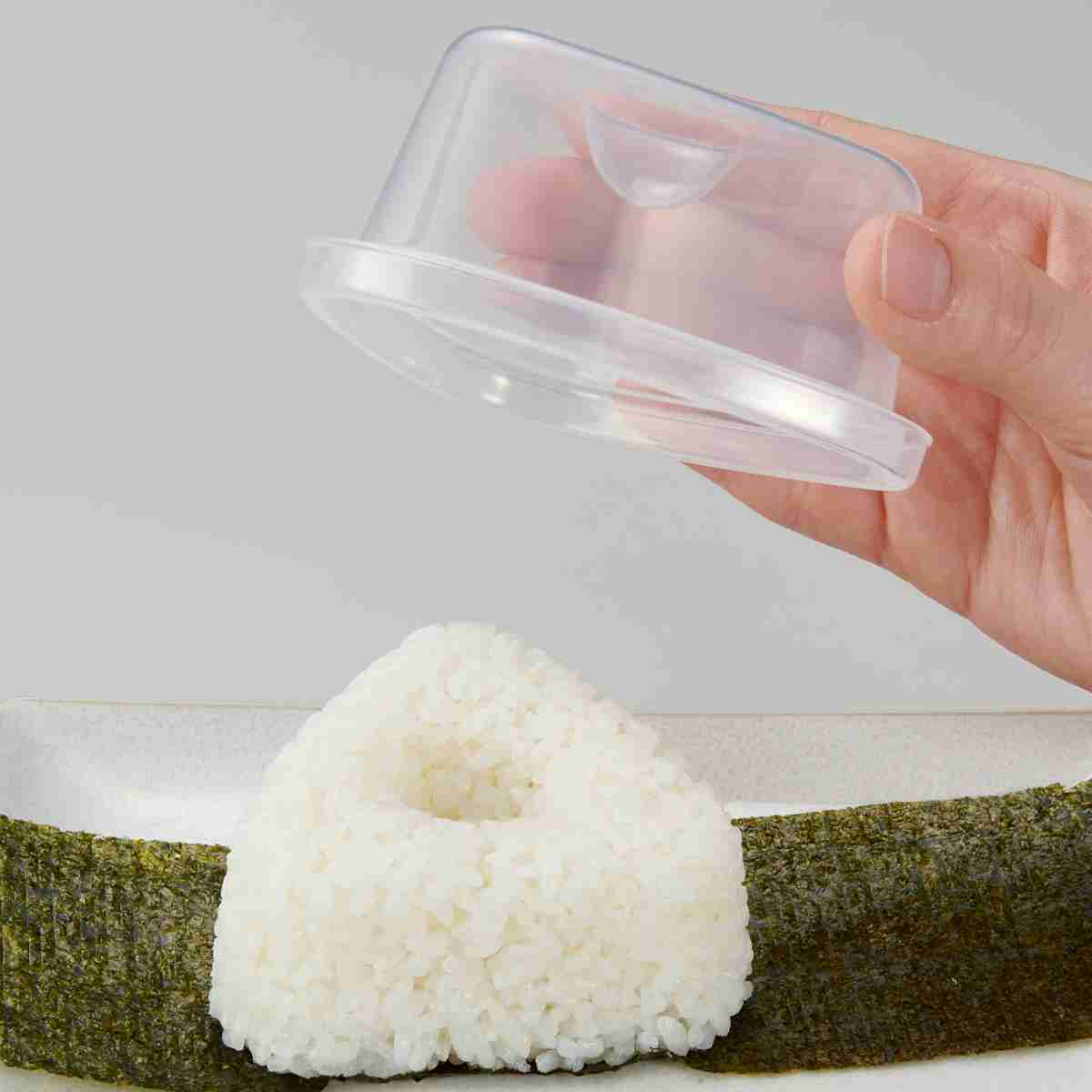 冷凍ごはん容器 おにぎり型 ごはん 保存容器 4個入 ( おにぎり ご飯 冷凍 容器 電子レンジ 米 冷凍ご飯容器 冷凍保存 食洗機対応 電子レンジ対応 日本製 1個分 お米 小分け 保存 持ち運び そのまま握れる コンビニサイズ 三角 型 )