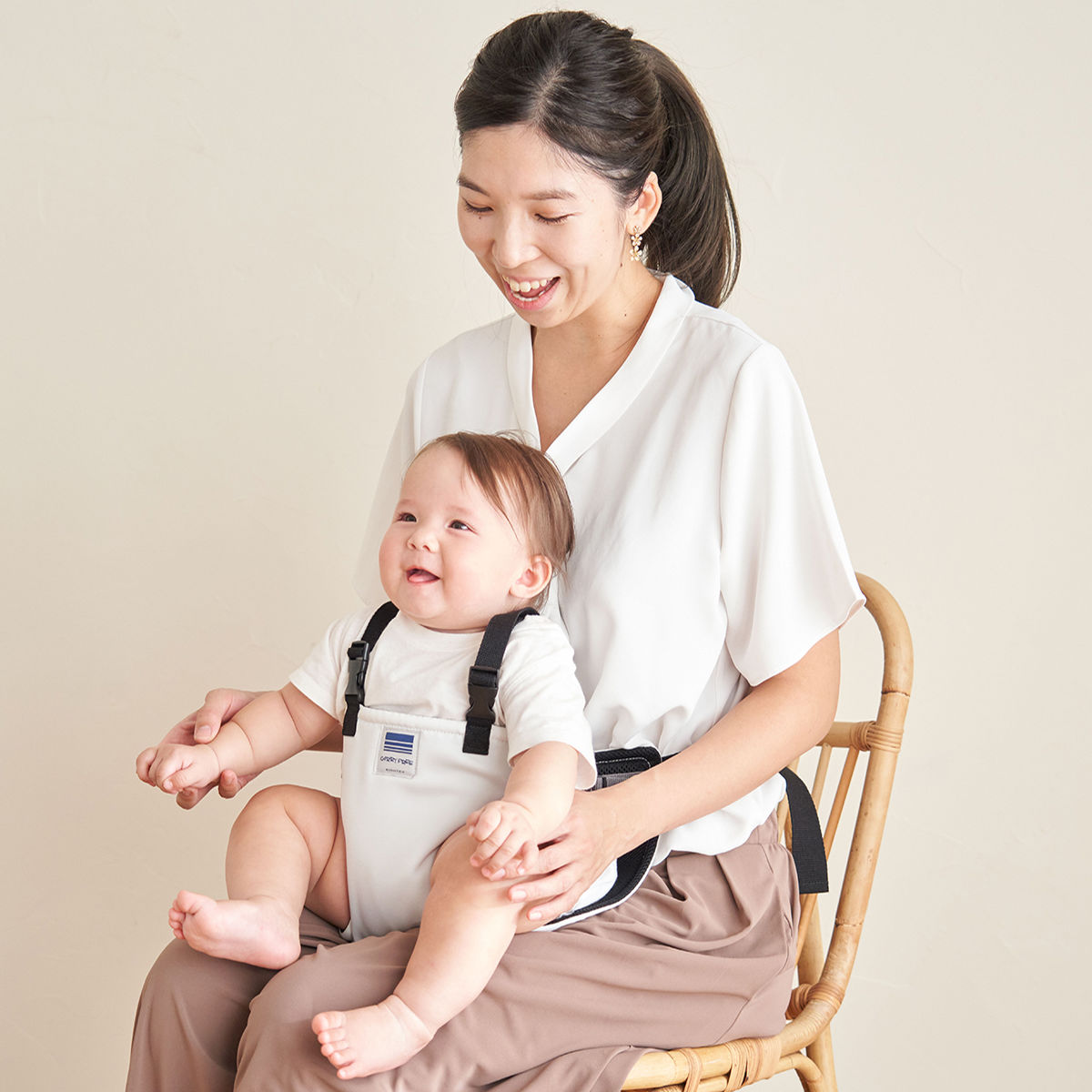 チェアベルト ホールド プラス ベビー ベビーチェア 日本製 腰ベルト ( キャリフリー 赤ちゃん キッズ キッズ肩ベルト 立ち上がり防止 ベルト肩付き 防汚 椅子ベルト チェアーベルト 補助ベルト コンパクト 食事 離乳食 お出かけ ) 【ブラック】 ブラック