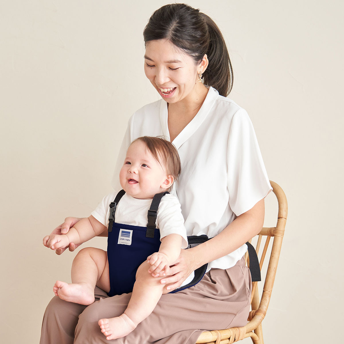 チェアベルト ホールド プラス ベビー ベビーチェア 日本製 腰ベルト ( キャリフリー 赤ちゃん キッズ キッズ肩ベルト 立ち上がり防止 ベルト肩付き 防汚 椅子ベルト チェアーベルト 補助ベルト コンパクト 食事 離乳食 お出かけ ) 【ブラック】 ブラック