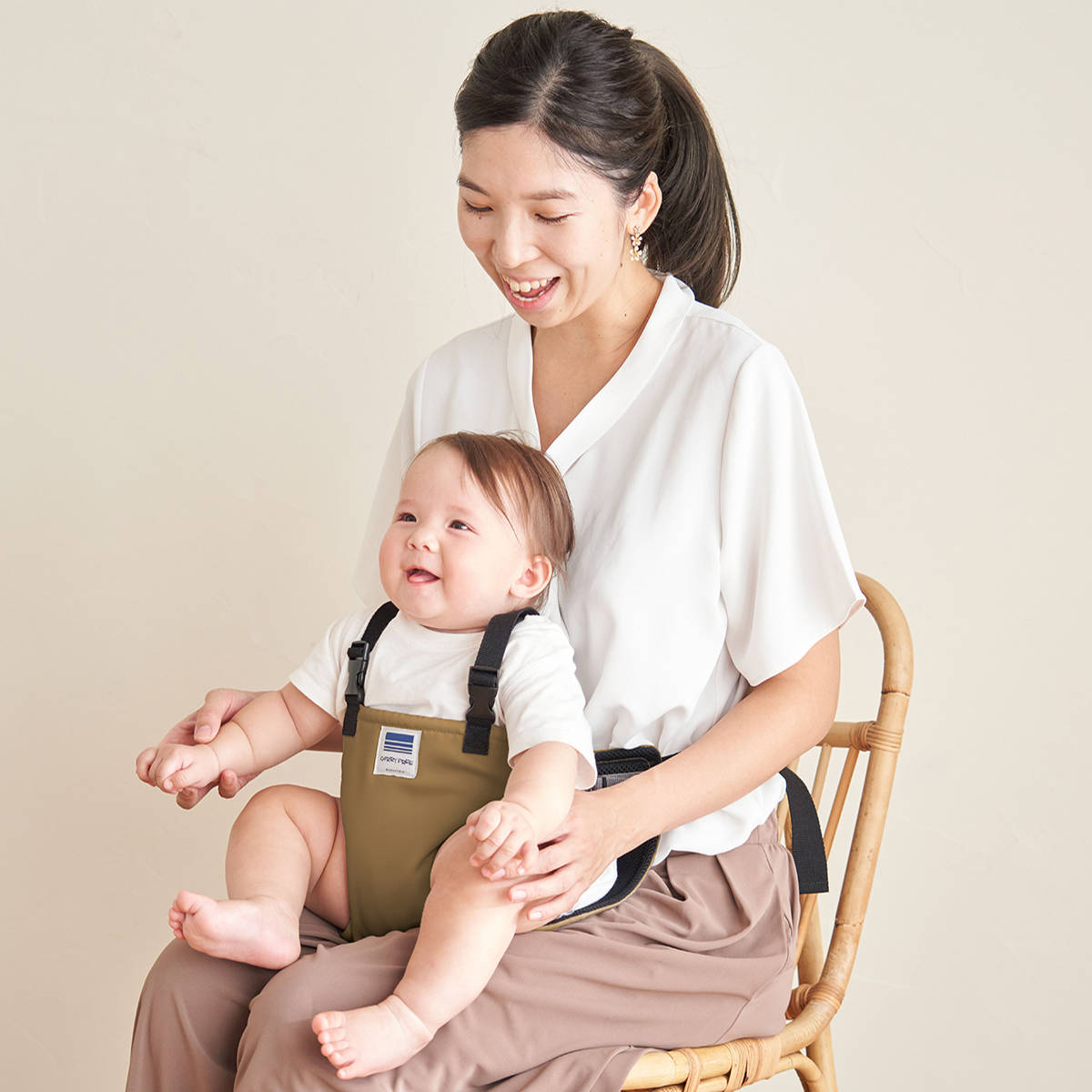 チェアベルト ホールド プラス ベビー ベビーチェア 日本製 腰ベルト ( キャリフリー 赤ちゃん キッズ キッズ肩ベルト 立ち上がり防止 ベルト肩付き 防汚 椅子ベルト チェアーベルト 補助ベルト コンパクト 食事 離乳食 お出かけ ) 【ブラック】 ブラック