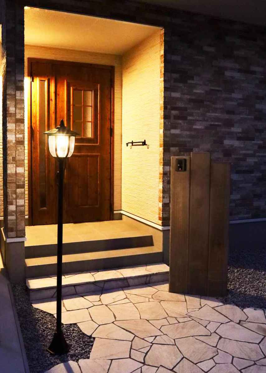 ライト ソーラー充電式ヨーロピアンライト ( ソーラーライト ガーデンライト 屋外 地面 埋め込み ソーラー 太陽光充電 プランター 埋め込み式ライト 街路灯風 LEDライト 配線不要 防犯 光センサー 自動 太陽光 充電式 明るさ調節 )