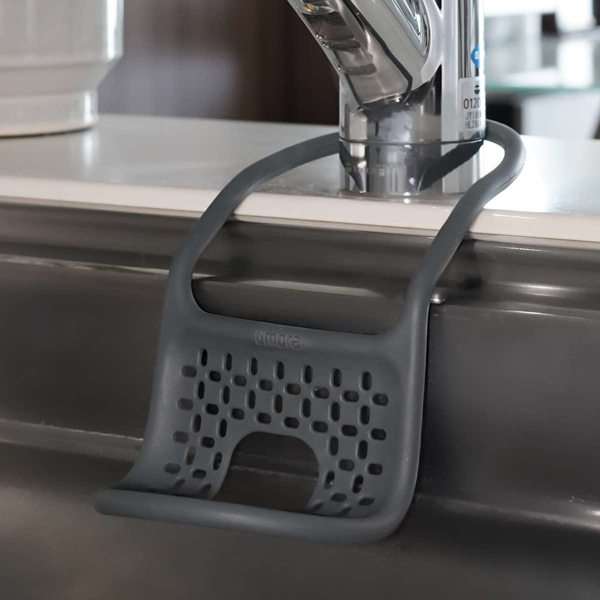 スポンジラック Umbra アンブラ スリング シンクキャディー ブラシ スポンジ置き 排水穴付き ( スポンジホルダー スポンジ入れ ブラシホルダー ブラシラック スポンジ収納 シンク用品 シンク周り 水周り用品 水まわり用品 ) 【ホワイト】 ホワイト