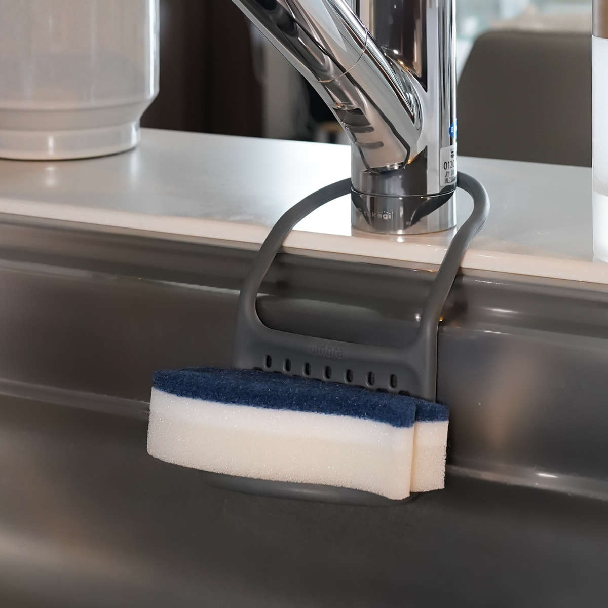 スポンジラック Umbra アンブラ スリング シンクキャディー ブラシ スポンジ置き 排水穴付き ( スポンジホルダー スポンジ入れ ブラシホルダー ブラシラック スポンジ収納 シンク用品 シンク周り 水周り用品 水まわり用品 ) 【ホワイト】 ホワイト