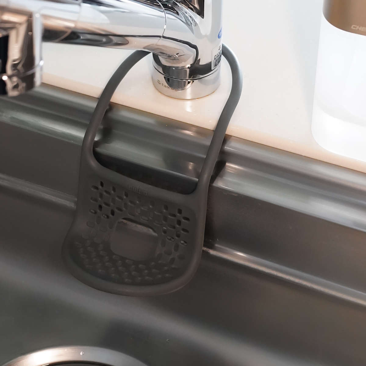 スポンジラック Umbra アンブラ スリング シンクキャディー ブラシ スポンジ置き 排水穴付き ( スポンジホルダー スポンジ入れ ブラシホルダー ブラシラック スポンジ収納 シンク用品 シンク周り 水周り用品 水まわり用品 ) 【ホワイト】 ホワイト