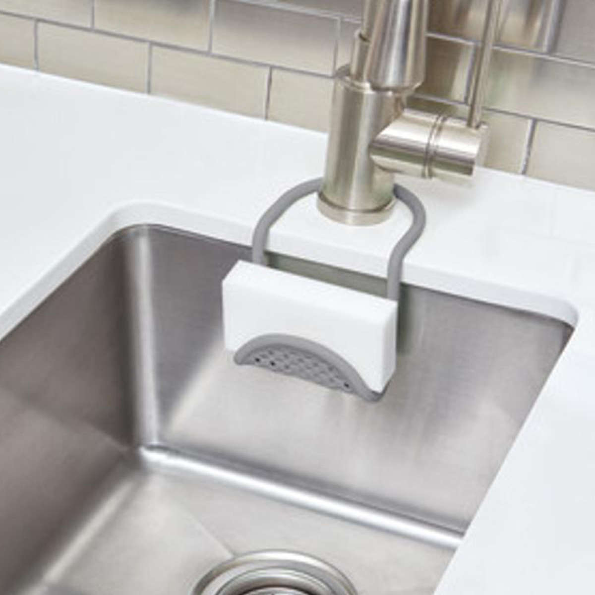 スポンジラック Umbra アンブラ スリング シンクキャディー ブラシ スポンジ置き 排水穴付き ( スポンジホルダー スポンジ入れ ブラシホルダー ブラシラック スポンジ収納 シンク用品 シンク周り 水周り用品 水まわり用品 ) 【ホワイト】 ホワイト