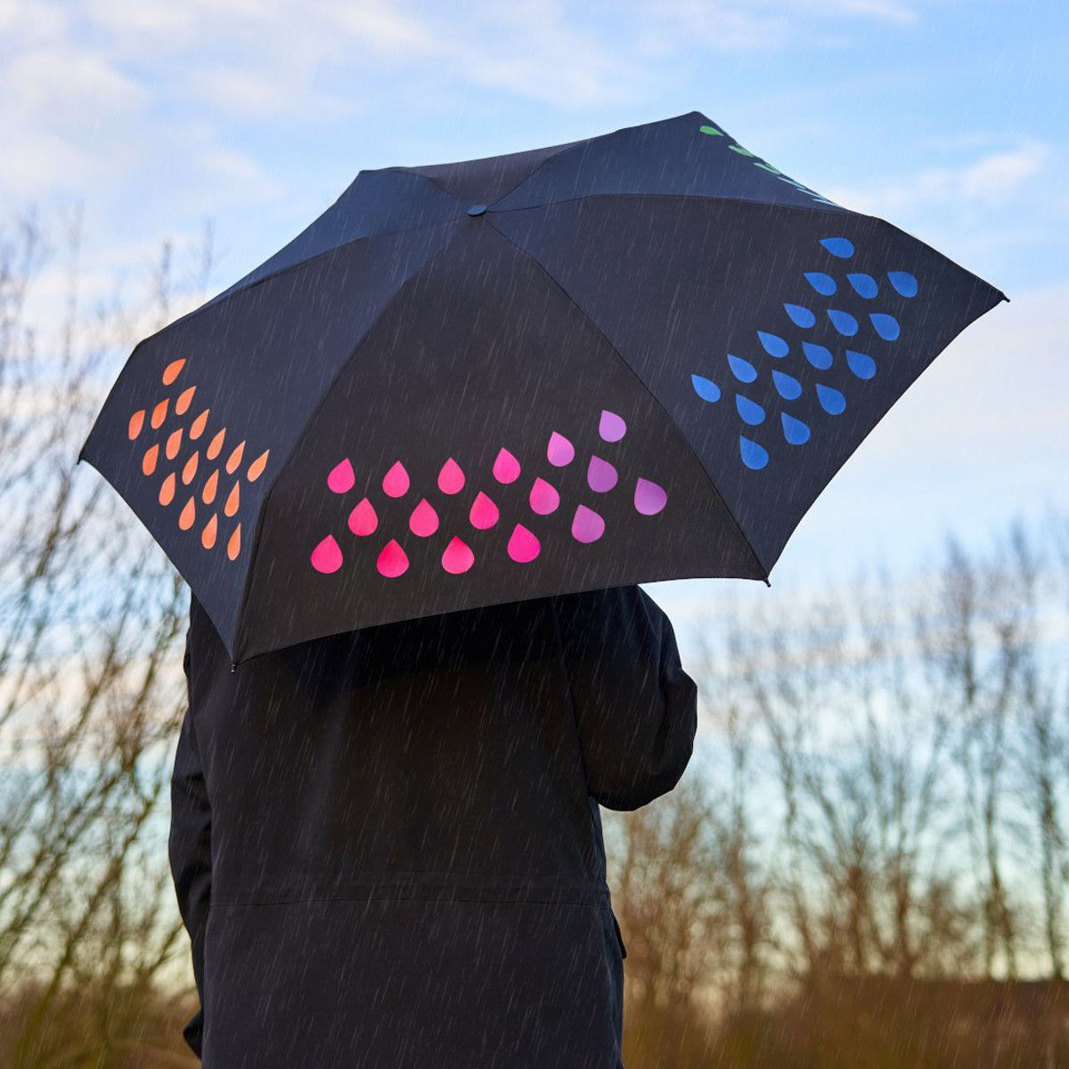 折りたたみ傘 雨傘 SUCK UK カラーチェンジアンブレラ ドロップ ミニ 55cm ( 傘 レディース かさ おしゃれ 雫 色が変わる カラフル 撥水 持ち運び 軽量190g おりたたみ傘 カサ アンブレラ 通勤 通学 コンパクト 軽い 携帯 袋付き )