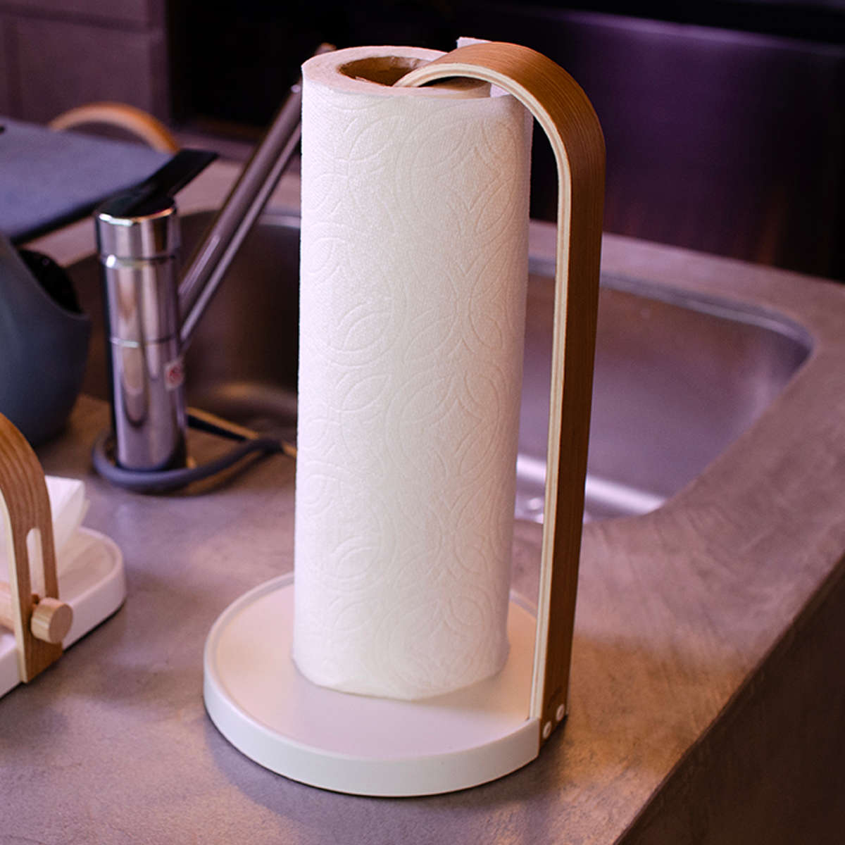 Umbra キッチンペーパーホルダー ベルウッド ペーパータオルホルダー ( アンブラ ペーパーホルダー ペーパースタンド ロールスタンド ロールペーパーホルダー キッチンペーパー スタンド ホルダー 立て 縦置き 片手 おしゃれ ) 【ウォールナット×ブラック】 ウォールナット×ブラック