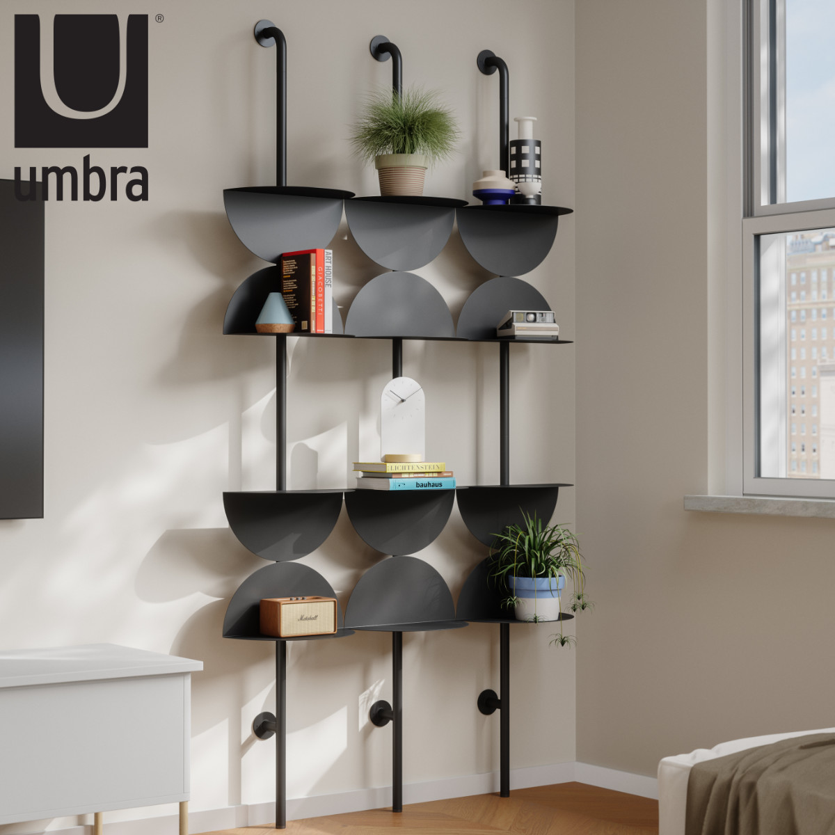 棚 壁 ソリス アジャスタブル シェルフ 4個 幅35.6×奥行27×高さ204.5cm （ Umbra アンブラ 壁面収納 ウォールシェルフ 飾り棚 ディスプレイ 見せる収納 ディスプレイラック ウォールラック おしゃれ 収納 リビング 玄関 ）