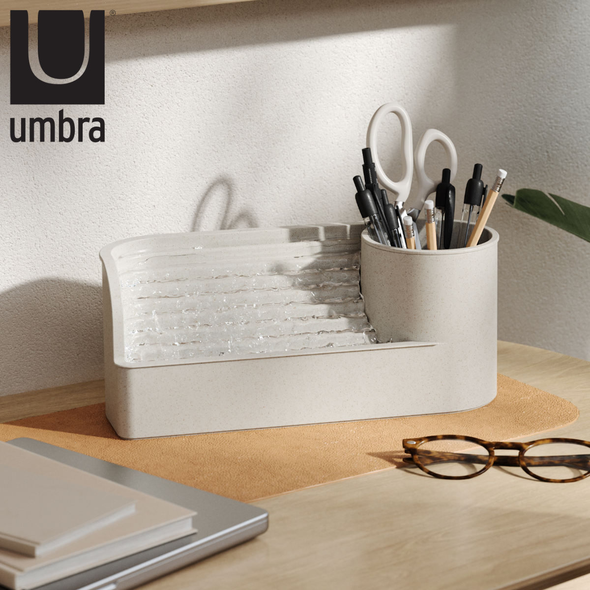 プランター Umbra ストリーム ウォーターファウンテン サンド ( 花台 卓上 癒し 加湿器 小物入れ 噴水 水 流れる 小川 ペンスタンド おしゃれ インテリア USB接続 室内 インテリア雑貨 水の音 リラックス 癒しグッズ )