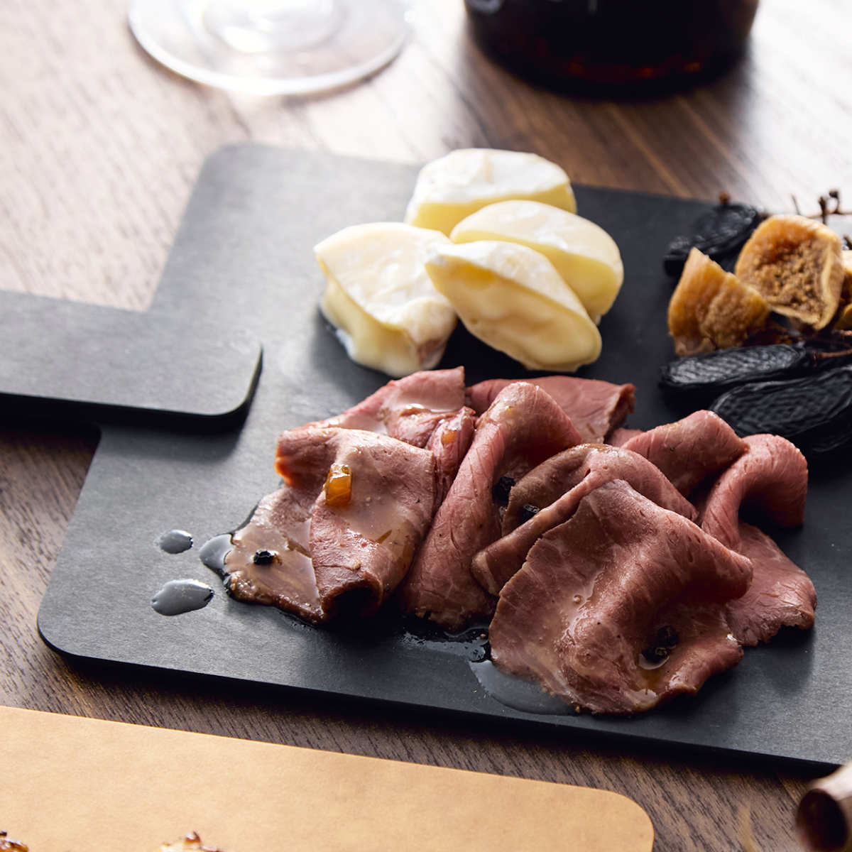 エピキュリアン 持ち手付きカッティングボード M 木製 ハンディボード まな板 ( まないた マナイタ 俎板 Mサイズ 薄型 軽量 食洗機対応 キッチン おしゃれ 天然木 繊維 合成 トレー プレート 取っ手 両面使用 下ごしらえ 調理用品 ) 【ナチュラル】 ナチュラル