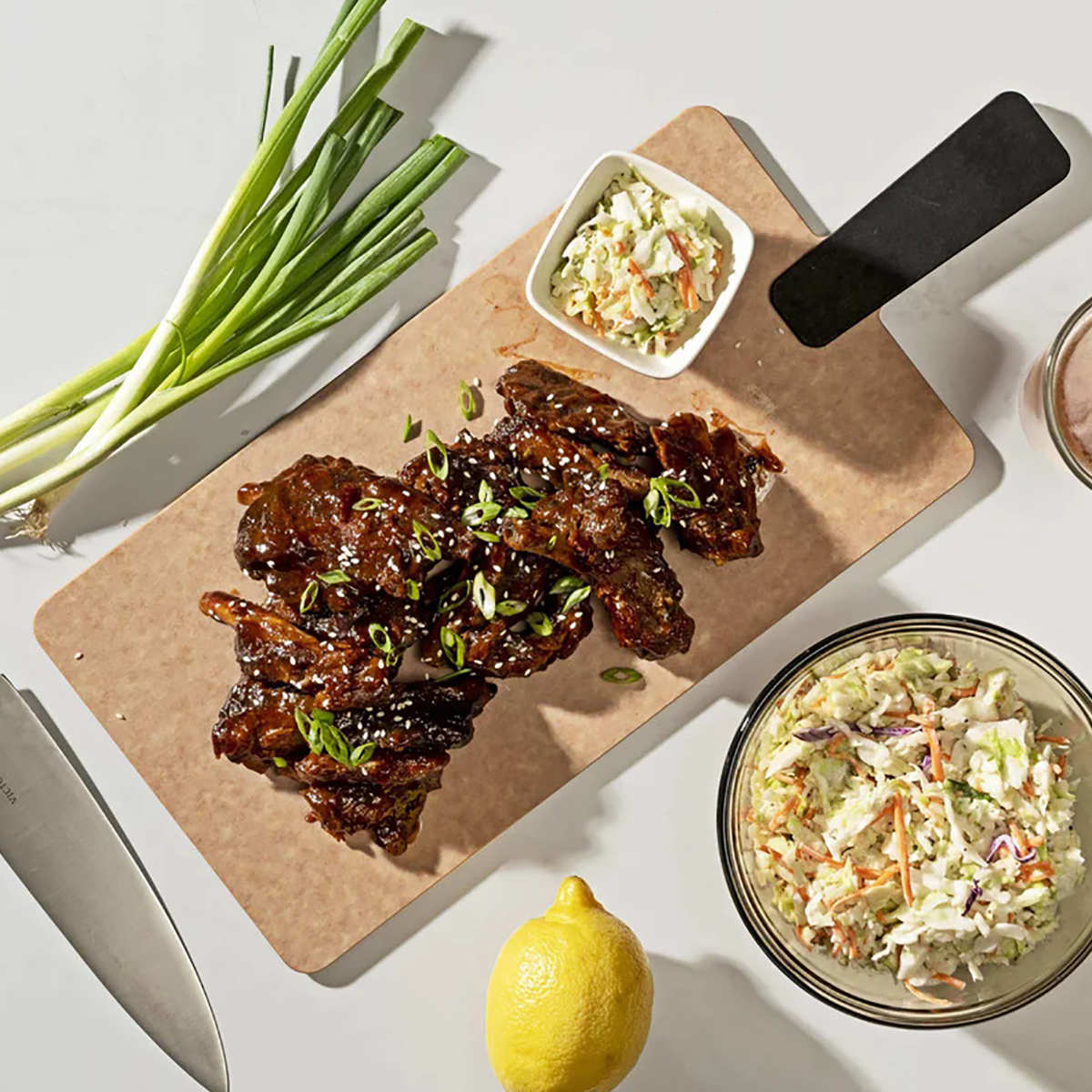 エピキュリアン 持ち手付きカッティングボード M 木製 ハンディボード まな板 ( まないた マナイタ 俎板 Mサイズ 薄型 軽量 食洗機対応 キッチン おしゃれ 天然木 繊維 合成 トレー プレート 取っ手 両面使用 下ごしらえ 調理用品 ) 【ナチュラル】 ナチュラル