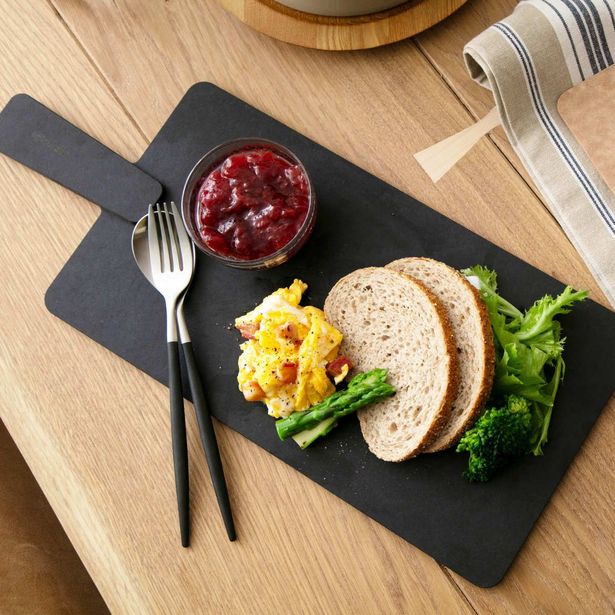 エピキュリアン 持ち手付きカッティングボード M 木製 ハンディボード まな板 ( まないた マナイタ 俎板 Mサイズ 薄型 軽量 食洗機対応 キッチン おしゃれ 天然木 繊維 合成 トレー プレート 取っ手 両面使用 下ごしらえ 調理用品 ) 【ナチュラル】 ナチュラル