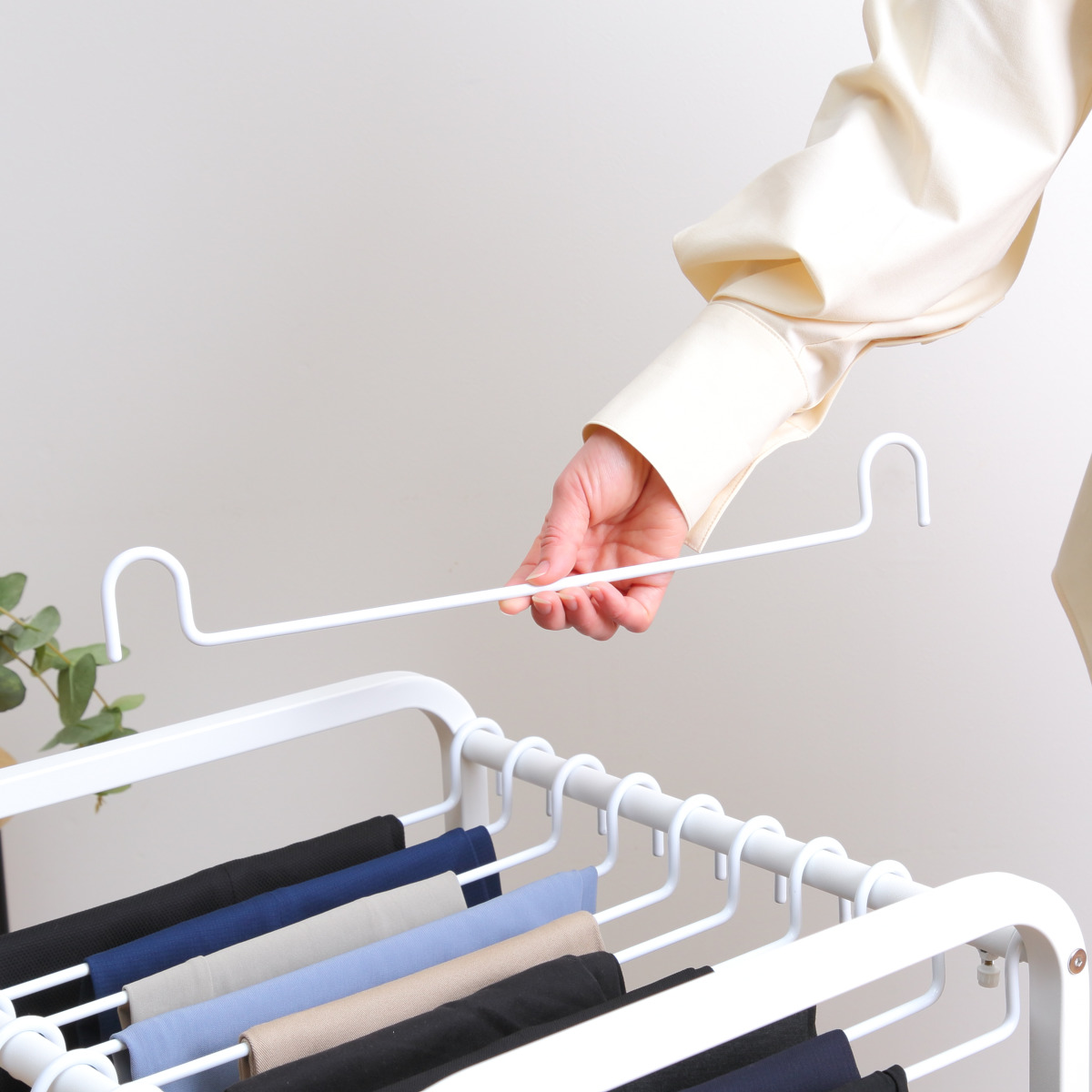 スラックスハンガー 伸縮式 キャスター付き 20本掛け 幅48.5~76.5×奥行42.5×高さ70cm ( ズボンハンガー パンツハンガー スリム 伸縮 クローゼット収納 押入れ収納 ズボン掛け ズボン パンツ 収納 ハンガー ラック 跡がつかない )