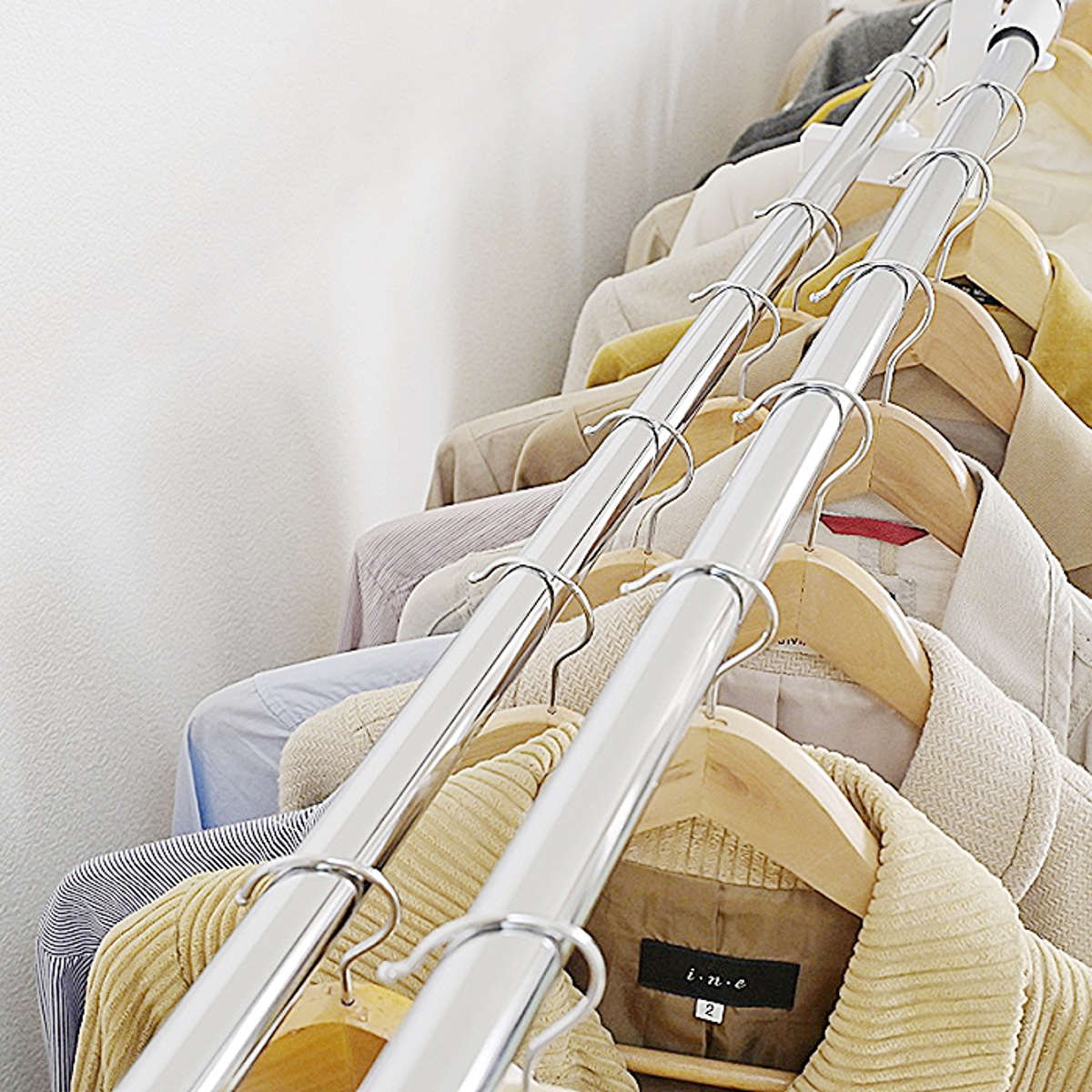 突っ張り ハンガーラック 幅120~200cm 高さ200~265cm ダブルハンガー ロータイプ ワイド ( つっぱり ラック 突っ張りラック 伸縮 収納 棚 クローゼット 突っ張りハンガーラック 突っ張り棚 天井 壁面収納 衣類収納 )