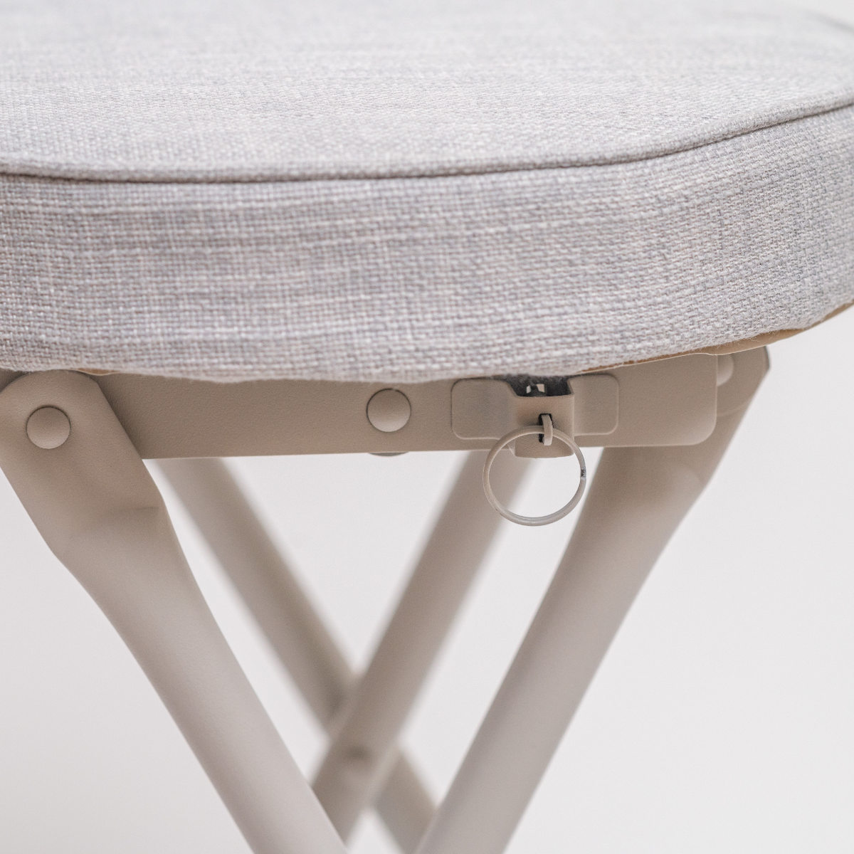 折りたたみ椅子 スツール 座面高49.5cm クッション座面 ( キッチンチェア カウンターチェア 背もたれなし 円形 丸 パイプ椅子 簡易椅子 サブチェア 座面 クッション ファブリック 軽い ) 【グレー】 グレー