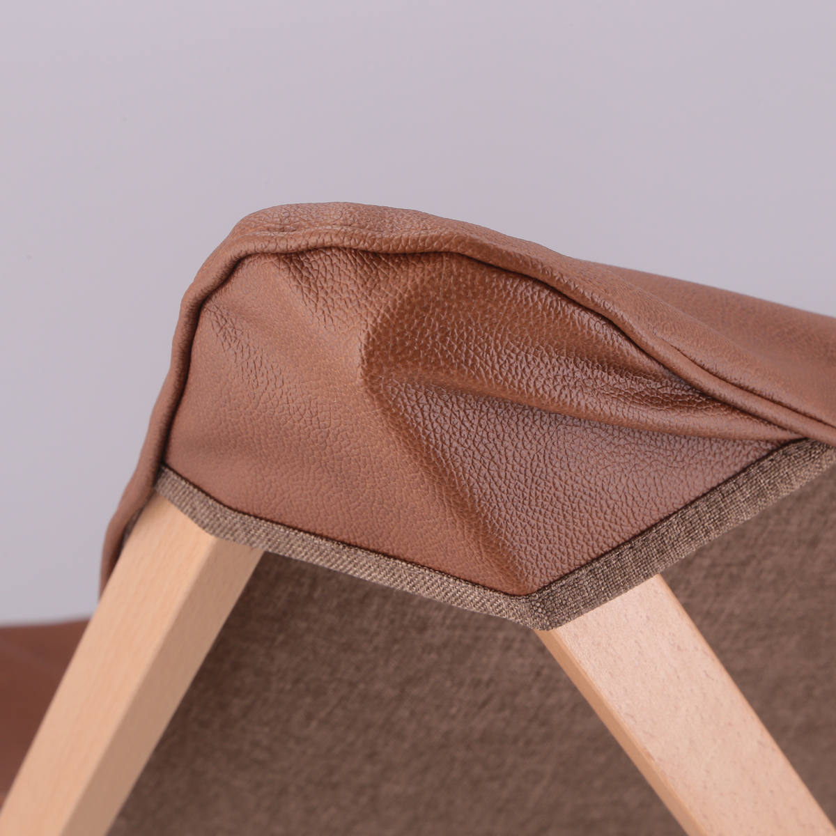 ラウンジチェア 折りたたみ レザー調 ( ピロー付き 幅広座面 天然木 フレーム リラックス チェア 椅子 ブラウン ブラック リビング ヴィンテージ調 北欧 おしゃれ ) 【ブラック】 ブラック