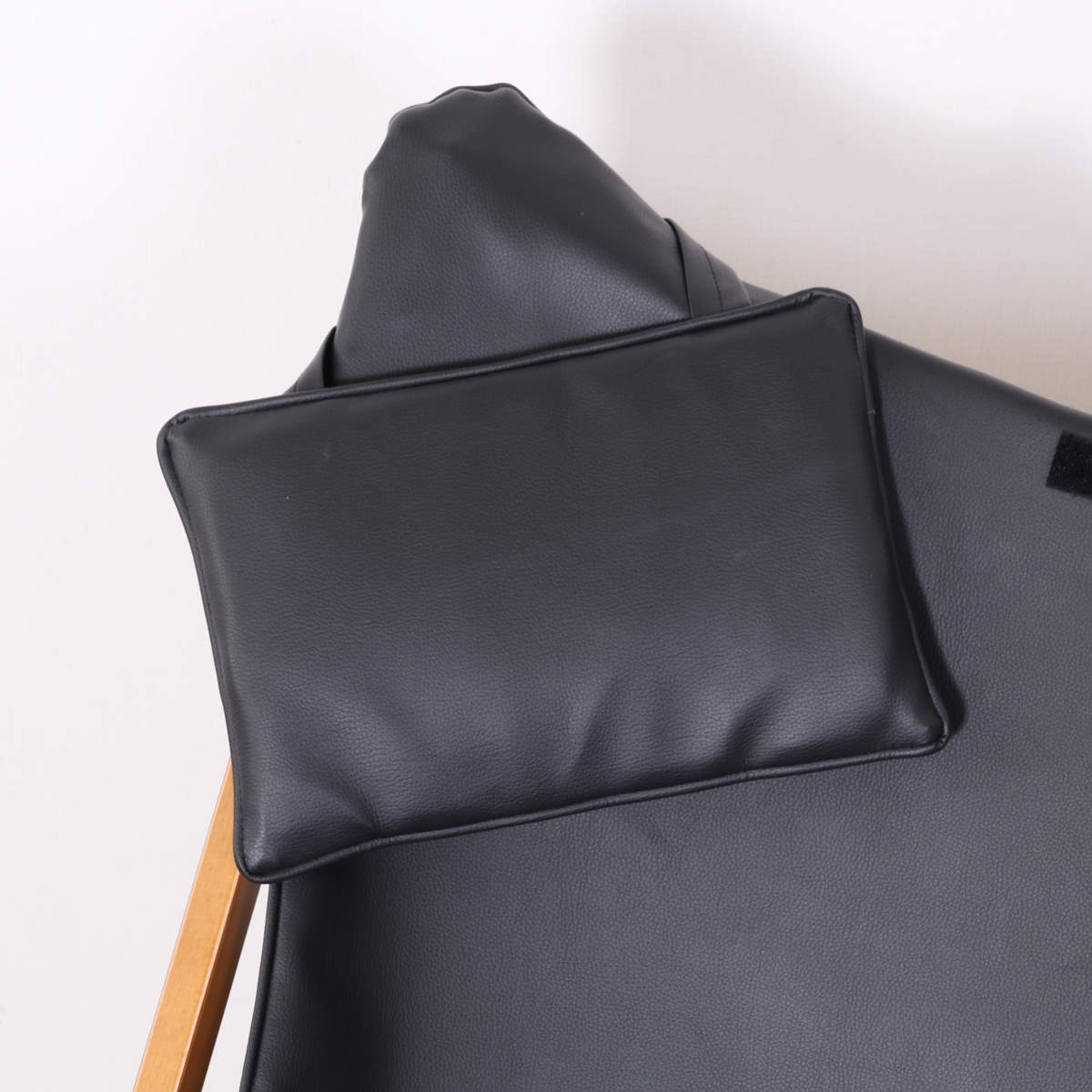 ラウンジチェア 折りたたみ レザー調 ( ピロー付き 幅広座面 天然木 フレーム リラックス チェア 椅子 ブラウン ブラック リビング ヴィンテージ調 北欧 おしゃれ ) 【ブラック】 ブラック