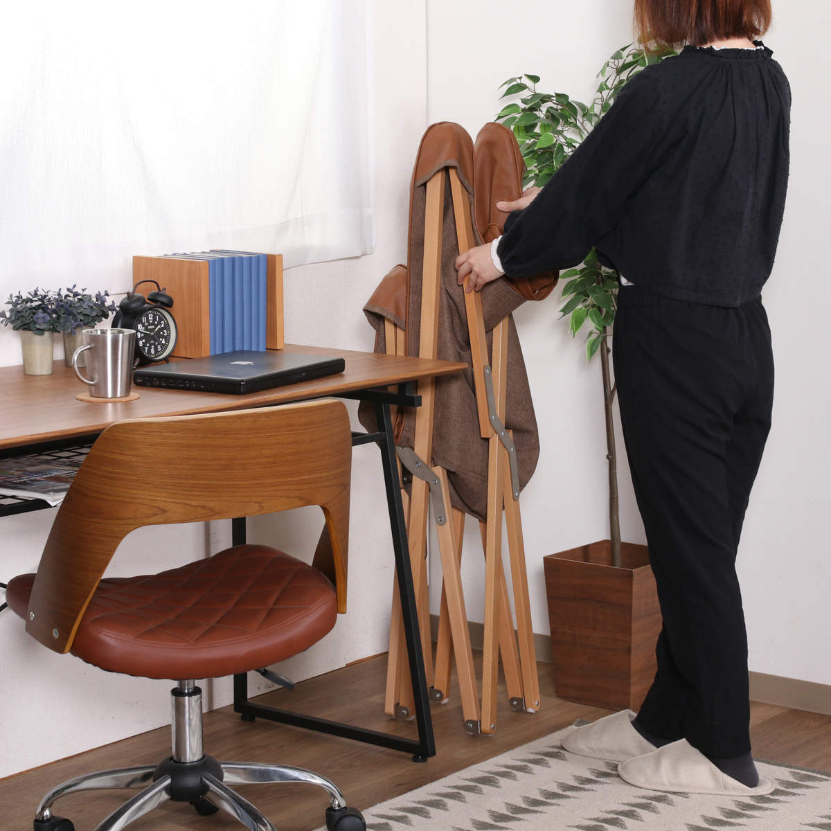 ラウンジチェア 折りたたみ レザー調 ( ピロー付き 幅広座面 天然木 フレーム リラックス チェア 椅子 ブラウン ブラック リビング ヴィンテージ調 北欧 おしゃれ ) 【ブラック】 ブラック