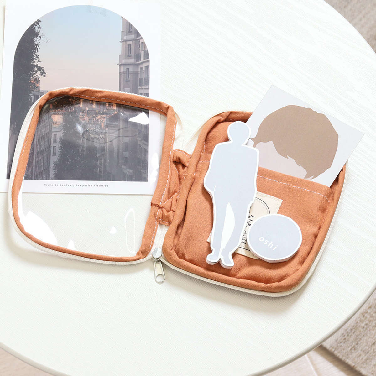 アクスタ 収納 推し活 アクスタケース ポーチ クリアポケット 持ち運び ( レッド オレンジ イエロー ピンク グリーン ブルー パープル アイボリー グレー 推し活グッズ 推し ファスナー かわいい おしゃれ 壁掛け 飾れる ) 【グレー】 グレー