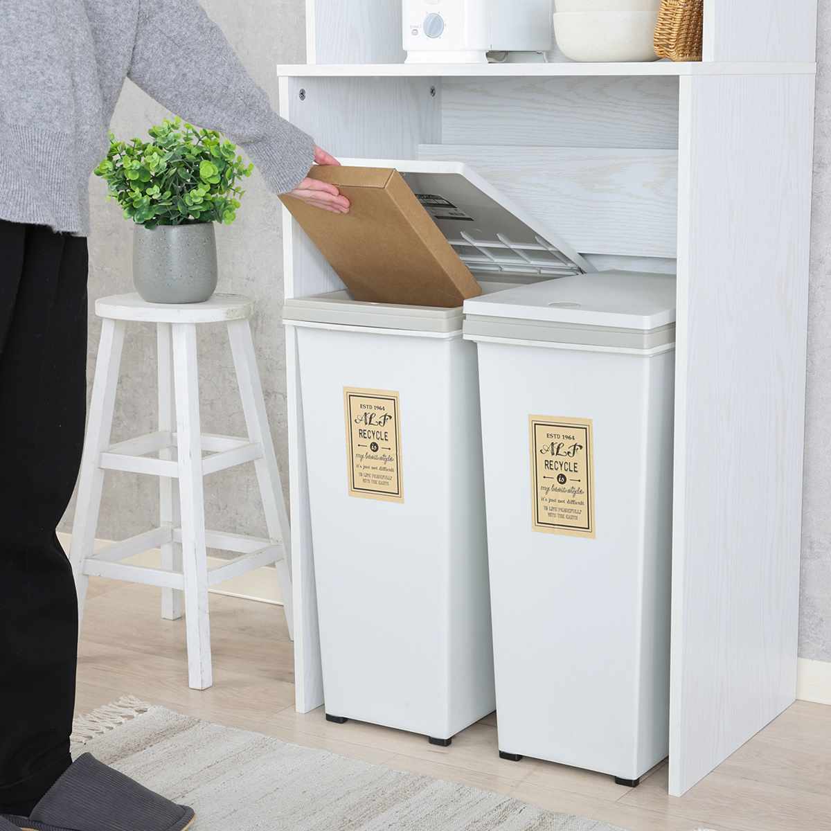 ゴミ箱上 キャビネット 幅59cm 2口コンセント ( ゴミ箱上収納 食器棚 ラック 棚 収納 ごみ箱上 省スペース 食器収納 コンセント付 可動棚 ナチュラル ホワイト ) 【ナチュラル】 ナチュラル