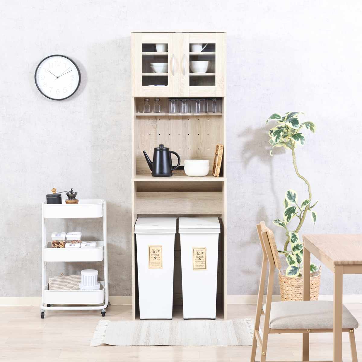 ゴミ箱上 キャビネット 幅59cm 2口コンセント ( ゴミ箱上収納 食器棚 ラック 棚 収納 ごみ箱上 省スペース 食器収納 コンセント付 可動棚 ナチュラル ホワイト ) 【ナチュラル】 ナチュラル