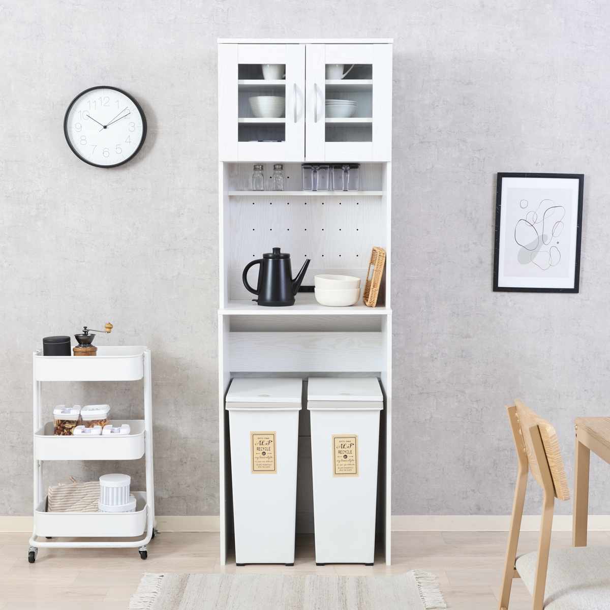 ゴミ箱上 キャビネット 幅59cm 2口コンセント ( ゴミ箱上収納 食器棚 ラック 棚 収納 ごみ箱上 省スペース 食器収納 コンセント付 可動棚 ナチュラル ホワイト ) 【ナチュラル】 ナチュラル