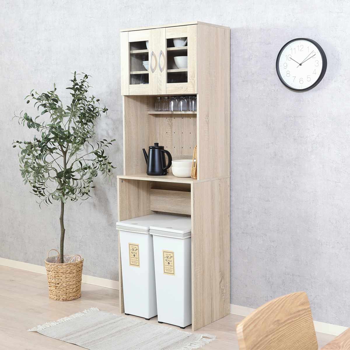 ゴミ箱上 キャビネット 幅59cm 2口コンセント ( ゴミ箱上収納 食器棚 ラック 棚 収納 ごみ箱上 省スペース 食器収納 コンセント付 可動棚 ナチュラル ホワイト ) 【ナチュラル】 ナチュラル