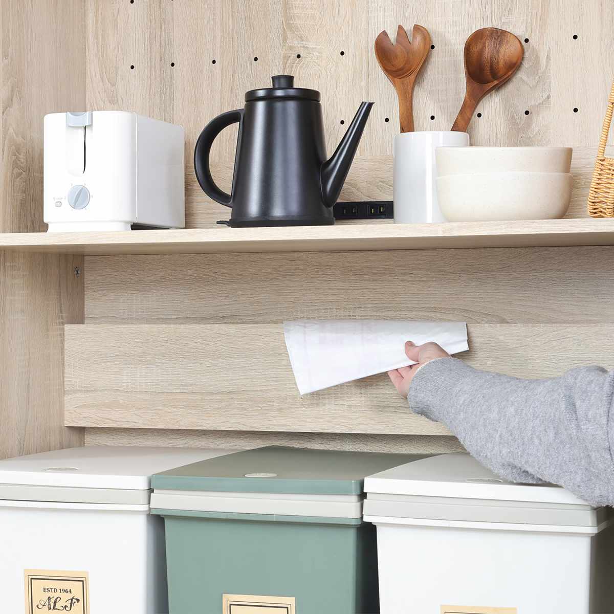 ゴミ箱上 キャビネット 幅88.5cm 2口コンセント ( ゴミ箱上収納 食器棚 ラック 棚 収納 ごみ箱上 省スペース 食器収納 コンセント付 可動棚 ナチュラル ホワイト ) 【ナチュラル】 ナチュラル