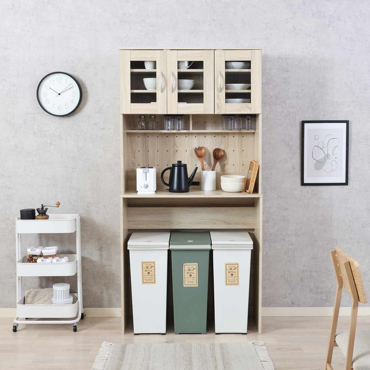 ゴミ箱上 キャビネット 幅88.5cm 2口コンセント ( ゴミ箱上収納 食器棚 ラック 棚 収納 ごみ箱上 省スペース 食器収納 コンセント付 可動棚 ナチュラル ホワイト ) 【ナチュラル】 ナチュラル