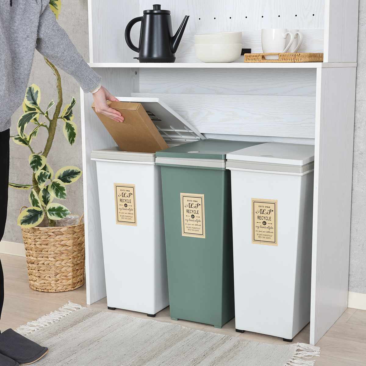 ゴミ箱上 キャビネット 幅88.5cm 2口コンセント ( ゴミ箱上収納 食器棚 ラック 棚 収納 ごみ箱上 省スペース 食器収納 コンセント付 可動棚 ナチュラル ホワイト ) 【ナチュラル】 ナチュラル