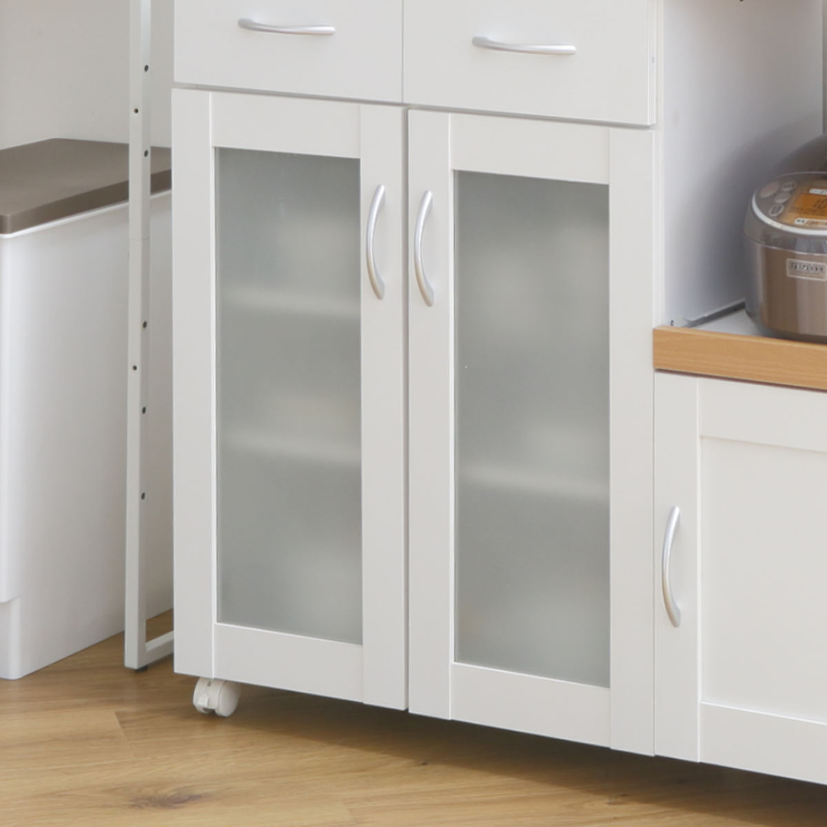 キッチンカウンター 幅120cm フレンチカントリー調 スライド棚 2口コンセント キャスター付 ( カップボード キッチン レンジ台 ワゴン 収納 家電ラック カウンター キッチンボード 収納ラック ラック キャスター コンセント )