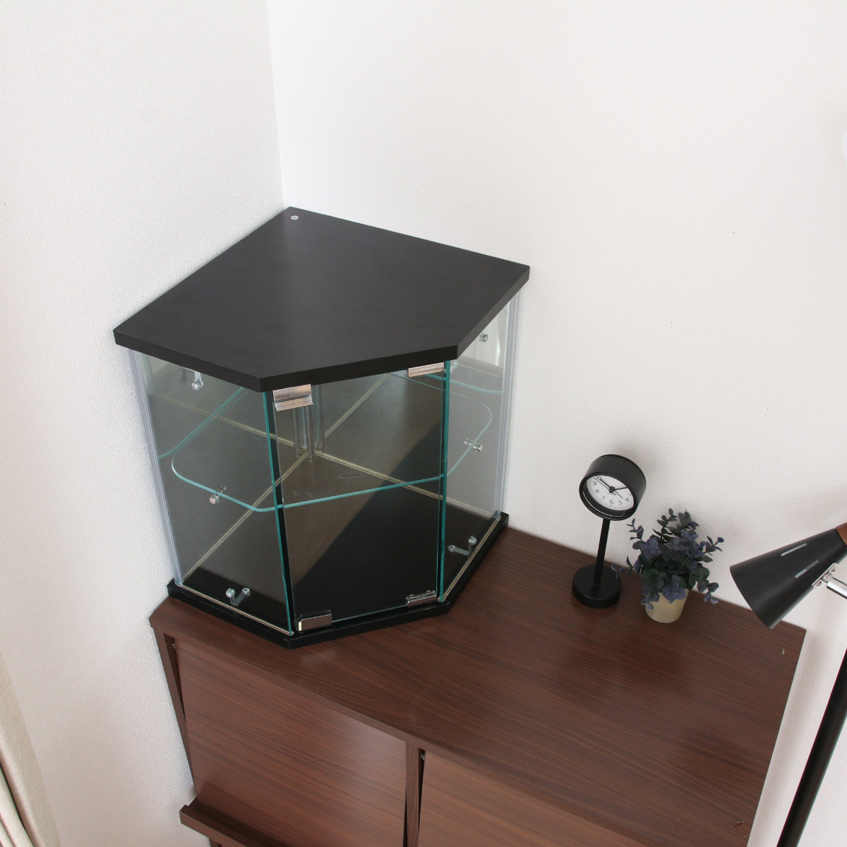 コレクションケース ガラス コーナー型 五角形 背面ミラー ( 卓上 コレクション ラック 棚 ディスプレイ ガラス製 全面ガラス 棚上 収納 展示 フィギュアケース 見せる収納 ホワイト ブラック 白 黒 ) 【ホワイト】 ホワイト