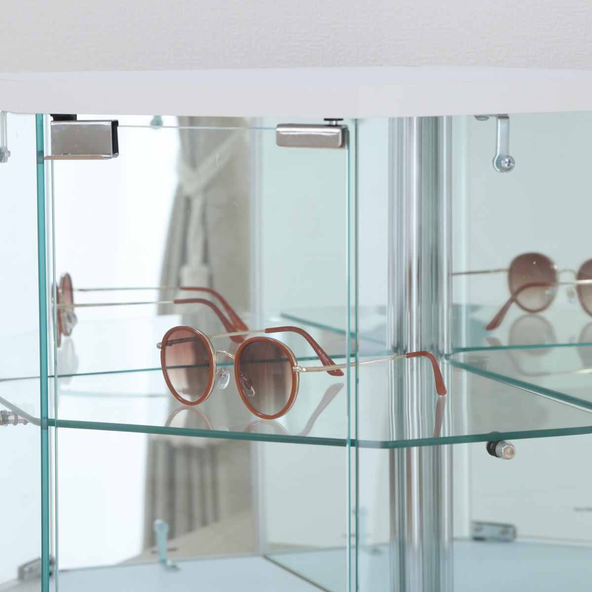 コレクションケース ガラス コーナー型 五角形 背面ミラー ( 卓上 コレクション ラック 棚 ディスプレイ ガラス製 全面ガラス 棚上 収納 展示 フィギュアケース 見せる収納 ホワイト ブラック 白 黒 ) 【ホワイト】 ホワイト