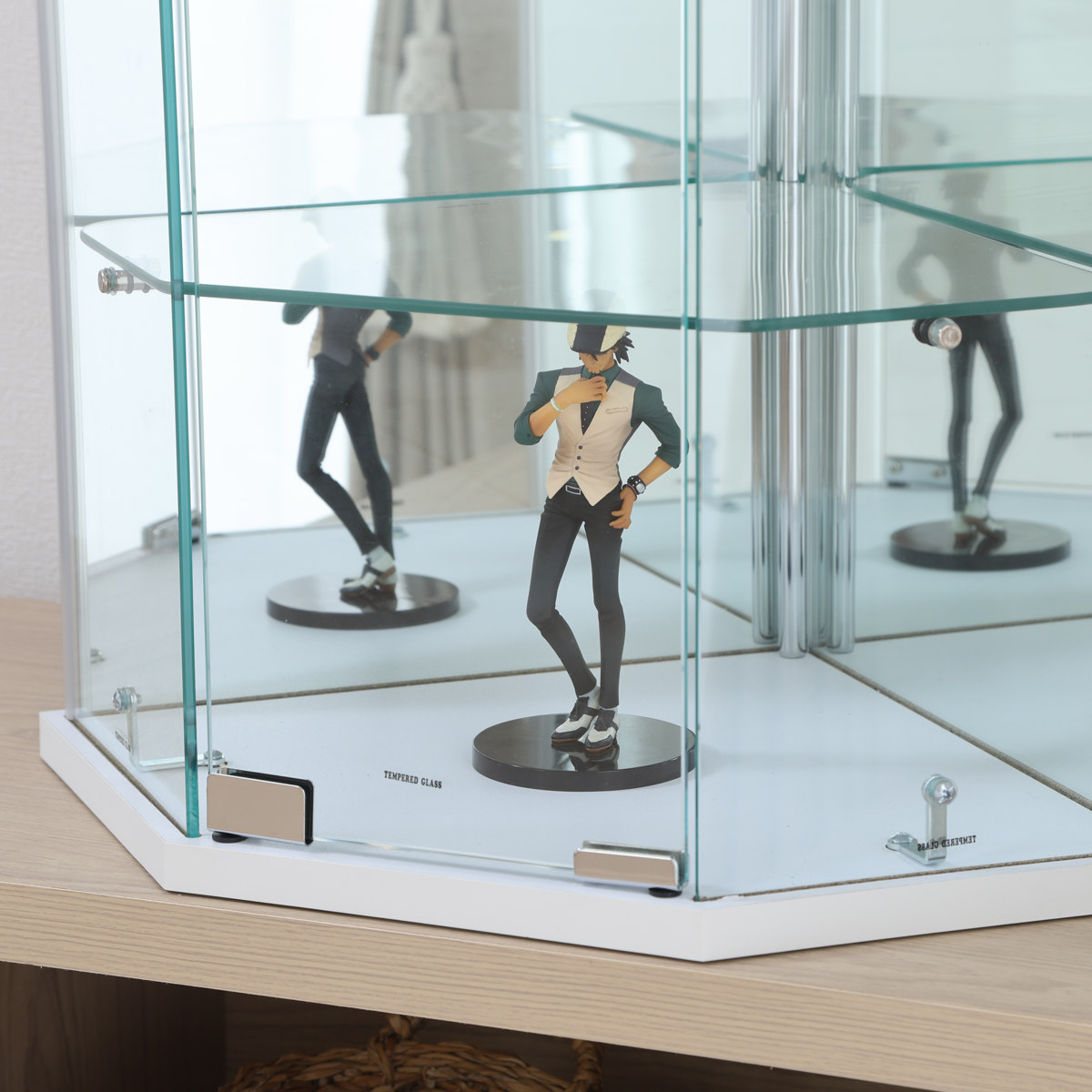 コレクションケース ガラス コーナー型 五角形 背面ミラー ( 卓上 コレクション ラック 棚 ディスプレイ ガラス製 全面ガラス 棚上 収納 展示 フィギュアケース 見せる収納 ホワイト ブラック 白 黒 ) 【ホワイト】 ホワイト