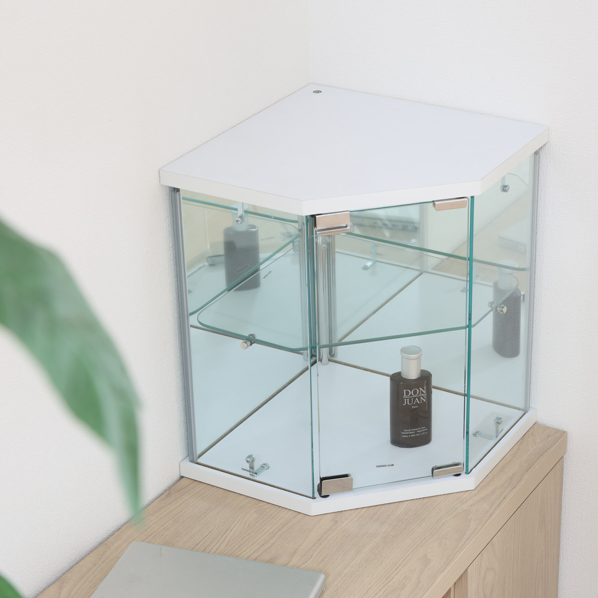 コレクションケース ガラス コーナー型 五角形 背面ミラー ( 卓上 コレクション ラック 棚 ディスプレイ ガラス製 全面ガラス 棚上 収納 展示 フィギュアケース 見せる収納 ホワイト ブラック 白 黒 ) 【ホワイト】 ホワイト