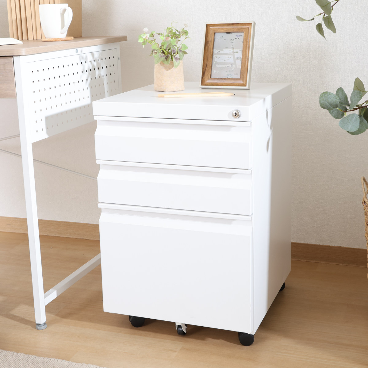 デスクワゴン キャスター付 3段 幅39cm カプリス ( ワゴン サイドワゴン 鍵付き 引き出し 収納 A4 ペントレー付き サイドチェスト 脇机 キャビネット 高さ60cm サイドキャビネット 書類整理 おしゃれ デスク横 デスク下 引出し ) 【ブラック】 ブラック