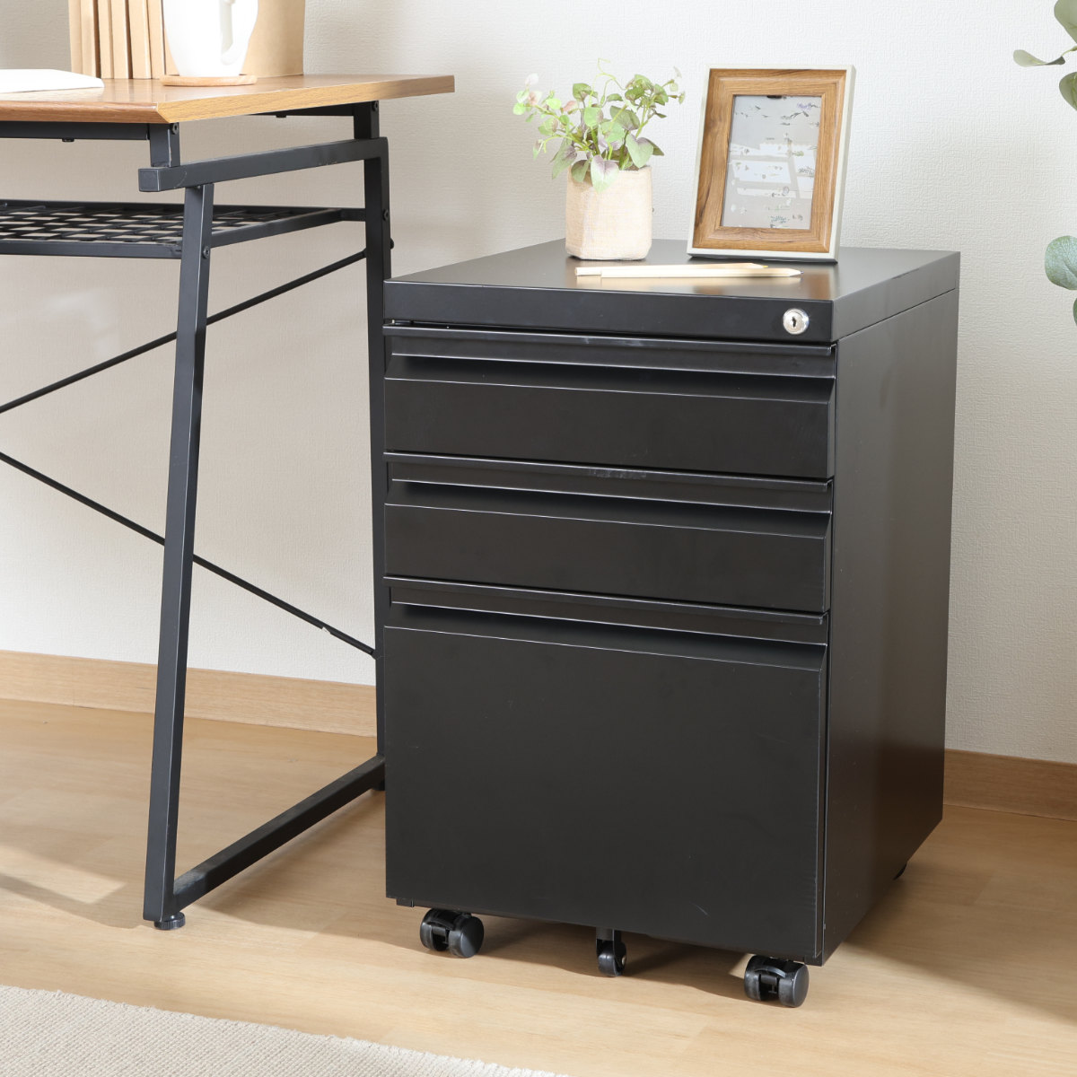 デスクワゴン キャスター付 3段 幅39cm カプリス ( ワゴン サイドワゴン 鍵付き 引き出し 収納 A4 ペントレー付き サイドチェスト 脇机 キャビネット 高さ60cm サイドキャビネット 書類整理 おしゃれ デスク横 デスク下 引出し ) 【ブラック】 ブラック