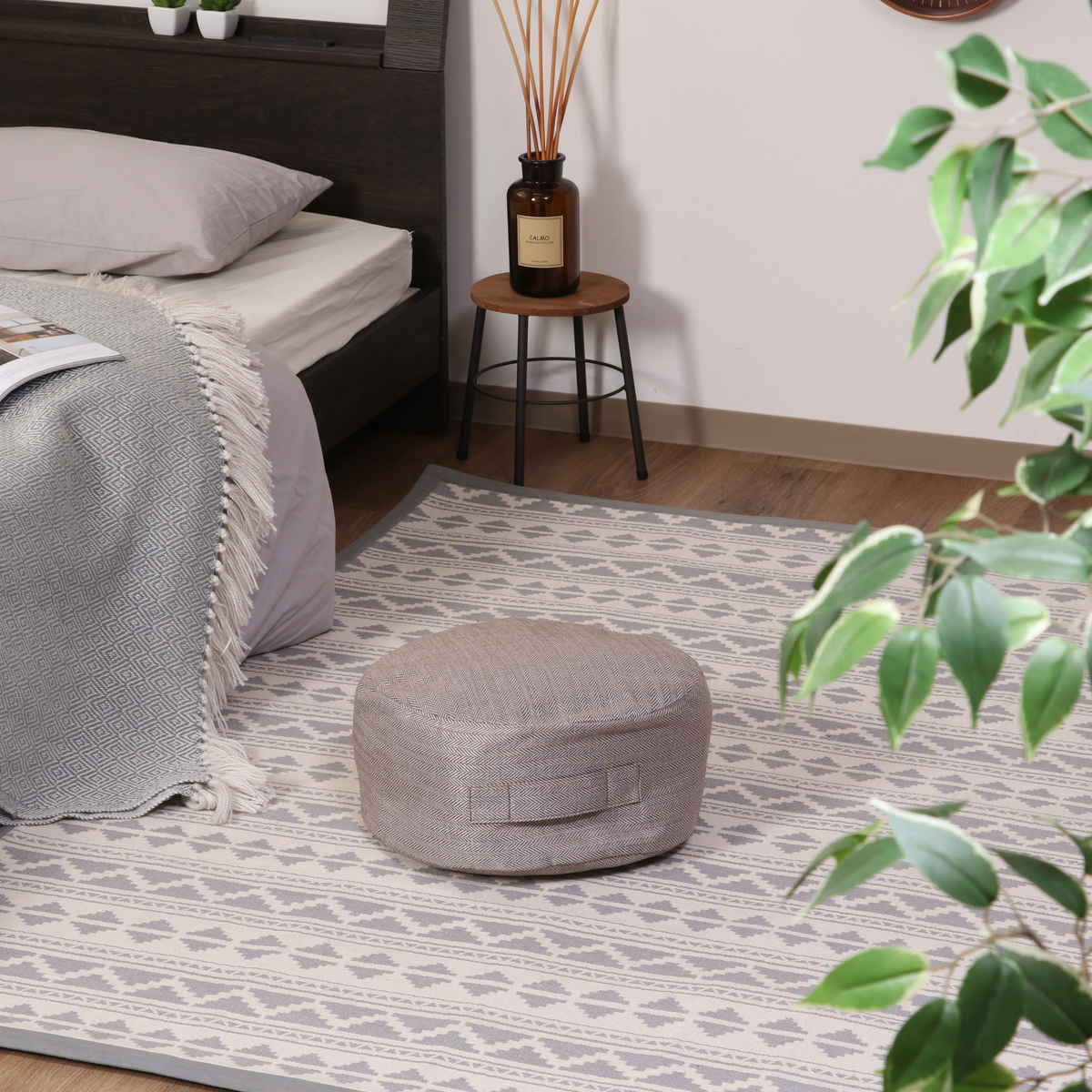 収納袋 布団収納 布団 収納できる クッションカバー シュシュ S ラウンド ( 布団収納袋 クッション 布団収納クッションカバー ブランケット ひざ掛け 毛布 ふとん ふとん収納 カバー おしゃれ 持ち手付き 布団収納ケース ) 【ライトブラウン】 ライトブラウン