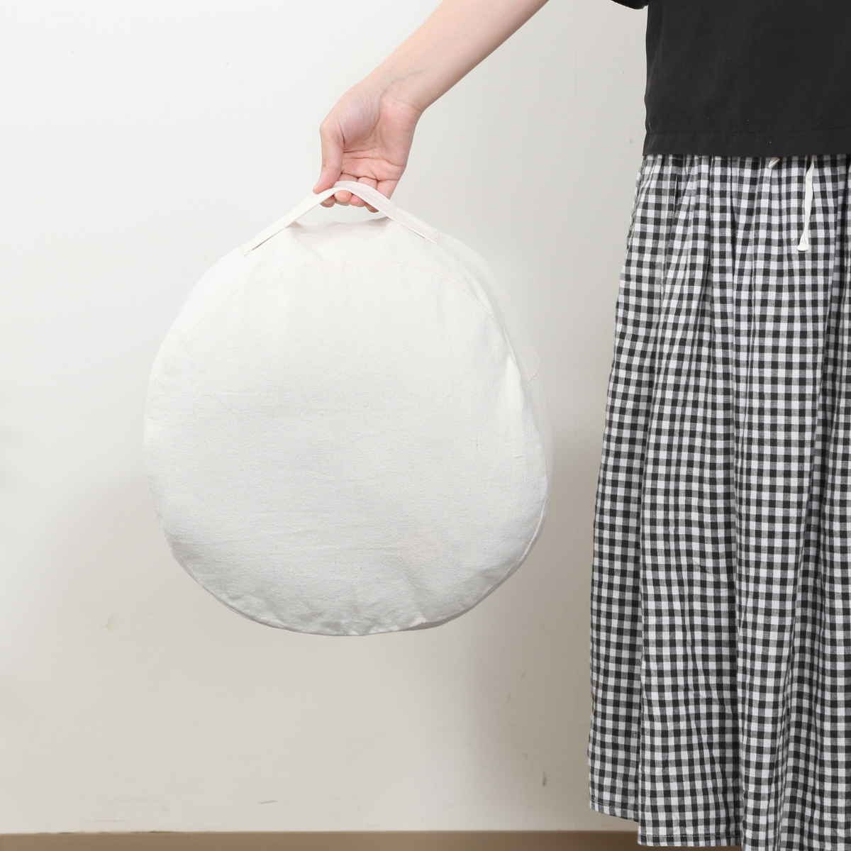 収納袋 布団収納 布団 収納できる クッションカバー シュシュ S ラウンド ( 布団収納袋 クッション 布団収納クッションカバー ブランケット ひざ掛け 毛布 ふとん ふとん収納 カバー おしゃれ 持ち手付き 布団収納ケース ) 【ライトブラウン】 ライトブラウン