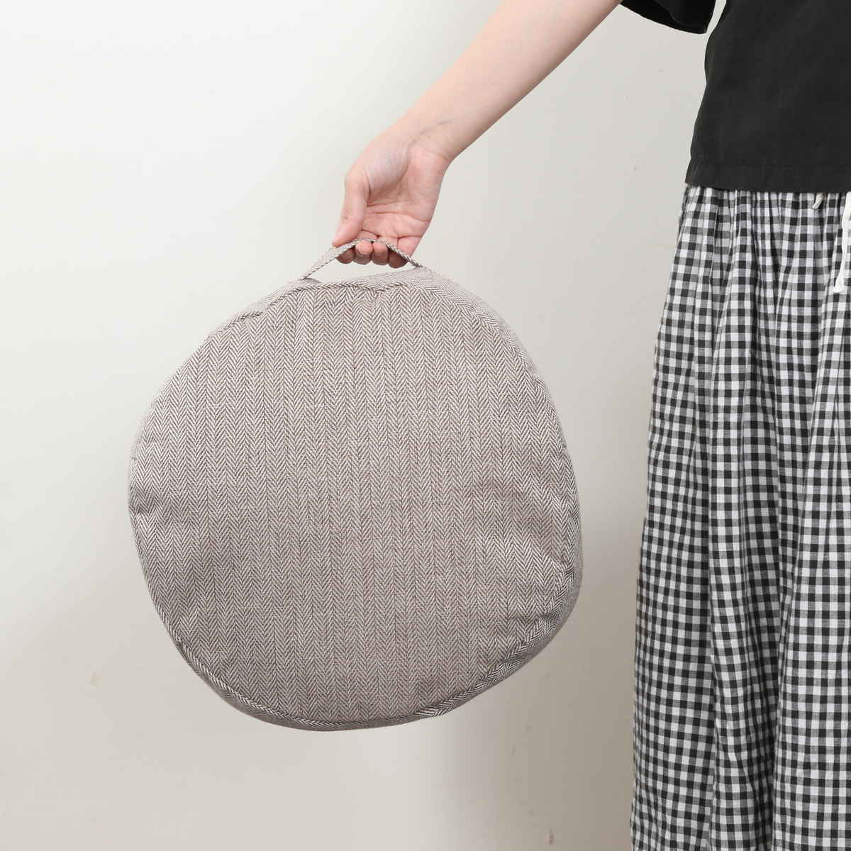 収納袋 布団収納 布団 収納できる クッションカバー シュシュ S ラウンド ( 布団収納袋 クッション 布団収納クッションカバー ブランケット ひざ掛け 毛布 ふとん ふとん収納 カバー おしゃれ 持ち手付き 布団収納ケース ) 【ライトブラウン】 ライトブラウン