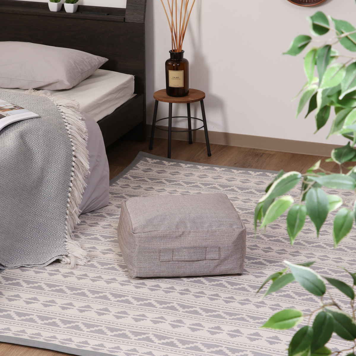 収納袋 布団収納 布団 収納できる クッションカバー シュシュ S スクエア ( 布団収納袋 クッション 布団収納クッションカバー ブランケット ひざ掛け 毛布 ふとん ふとん収納 カバー おしゃれ 持ち手付き 布団収納ケース ) 【ライトブラウン】 ライトブラウン