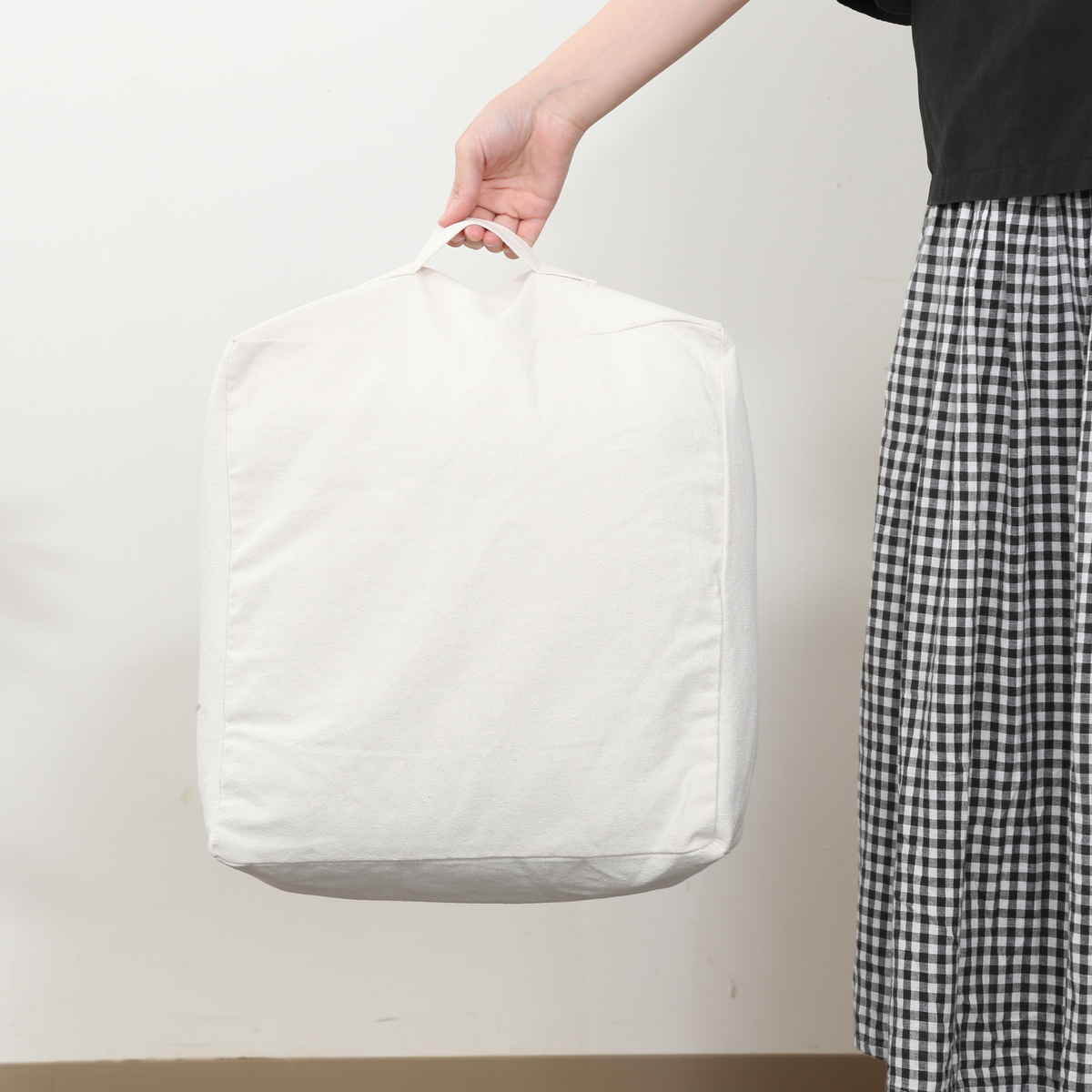 収納袋 布団収納 布団 収納できる クッションカバー シュシュ S スクエア ( 布団収納袋 クッション 布団収納クッションカバー ブランケット ひざ掛け 毛布 ふとん ふとん収納 カバー おしゃれ 持ち手付き 布団収納ケース ) 【ライトブラウン】 ライトブラウン