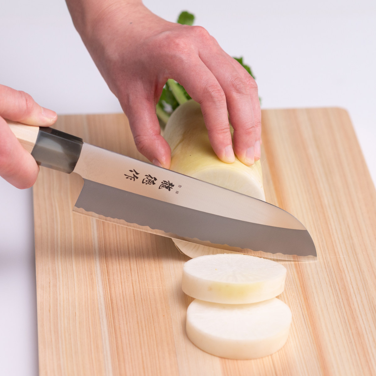 三徳包丁 16.5cm 龍徳作 八角柄 和包丁 日本製 ( 料理包丁 万能包丁 キッチンナイフ 文化包丁 165mm 165ミリ ステンレス 両刃 職人 燕三条 木柄 錆びにくい 切れ味抜群 調理小物 調理道具 キッチングッズ キッチンツール )