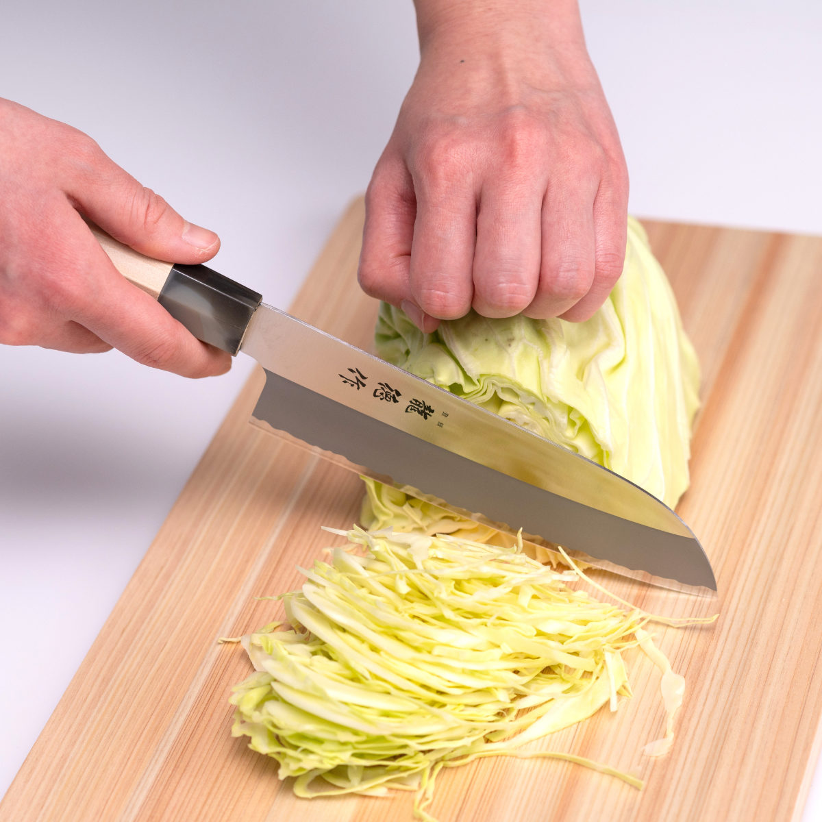 三徳包丁 16.5cm 龍徳作 八角柄 和包丁 日本製 ( 料理包丁 万能包丁 キッチンナイフ 文化包丁 165mm 165ミリ ステンレス 両刃 職人 燕三条 木柄 錆びにくい 切れ味抜群 調理小物 調理道具 キッチングッズ キッチンツール )