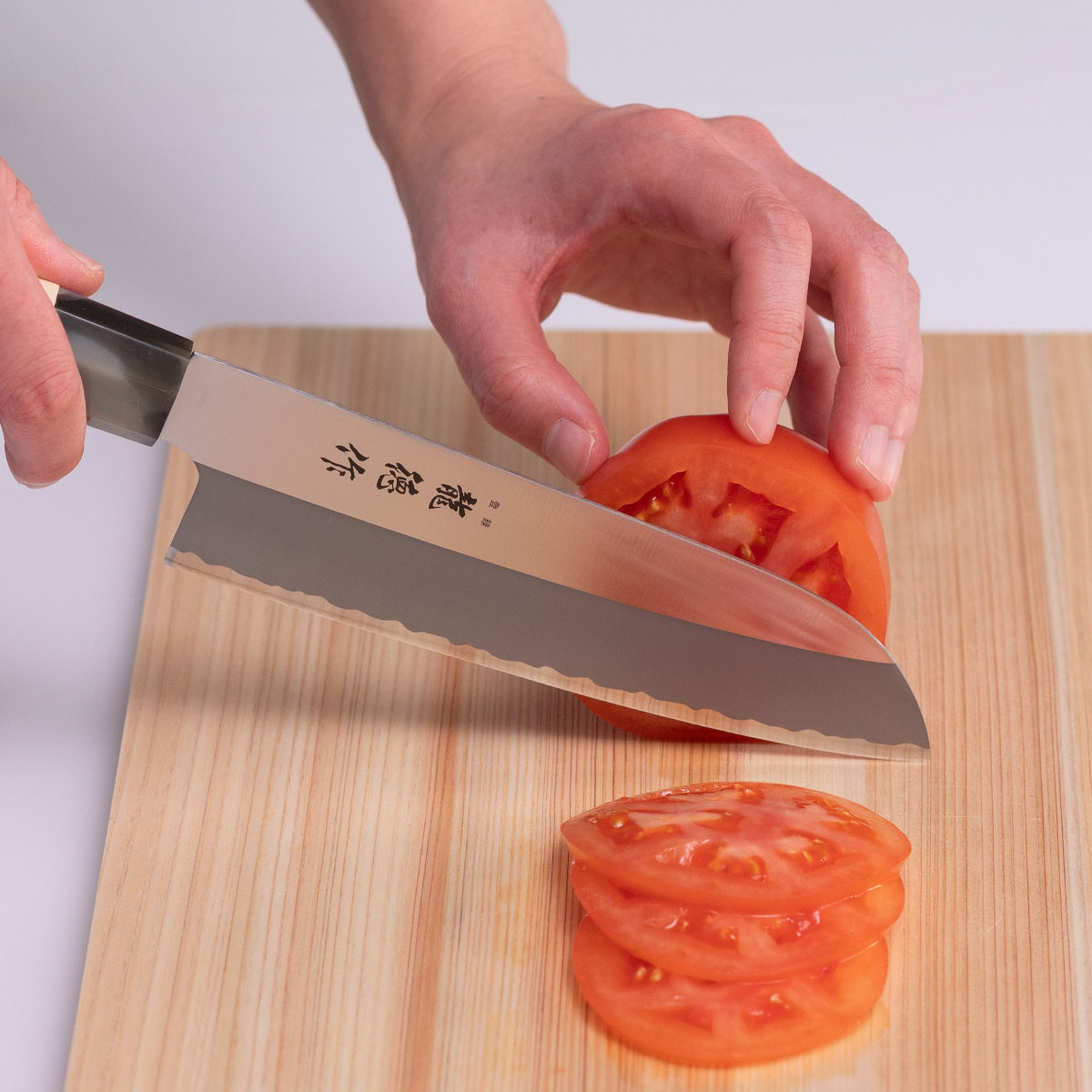三徳包丁 16.5cm 龍徳作 八角柄 和包丁 日本製 ( 料理包丁 万能包丁 キッチンナイフ 文化包丁 165mm 165ミリ ステンレス 両刃 職人 燕三条 木柄 錆びにくい 切れ味抜群 調理小物 調理道具 キッチングッズ キッチンツール )