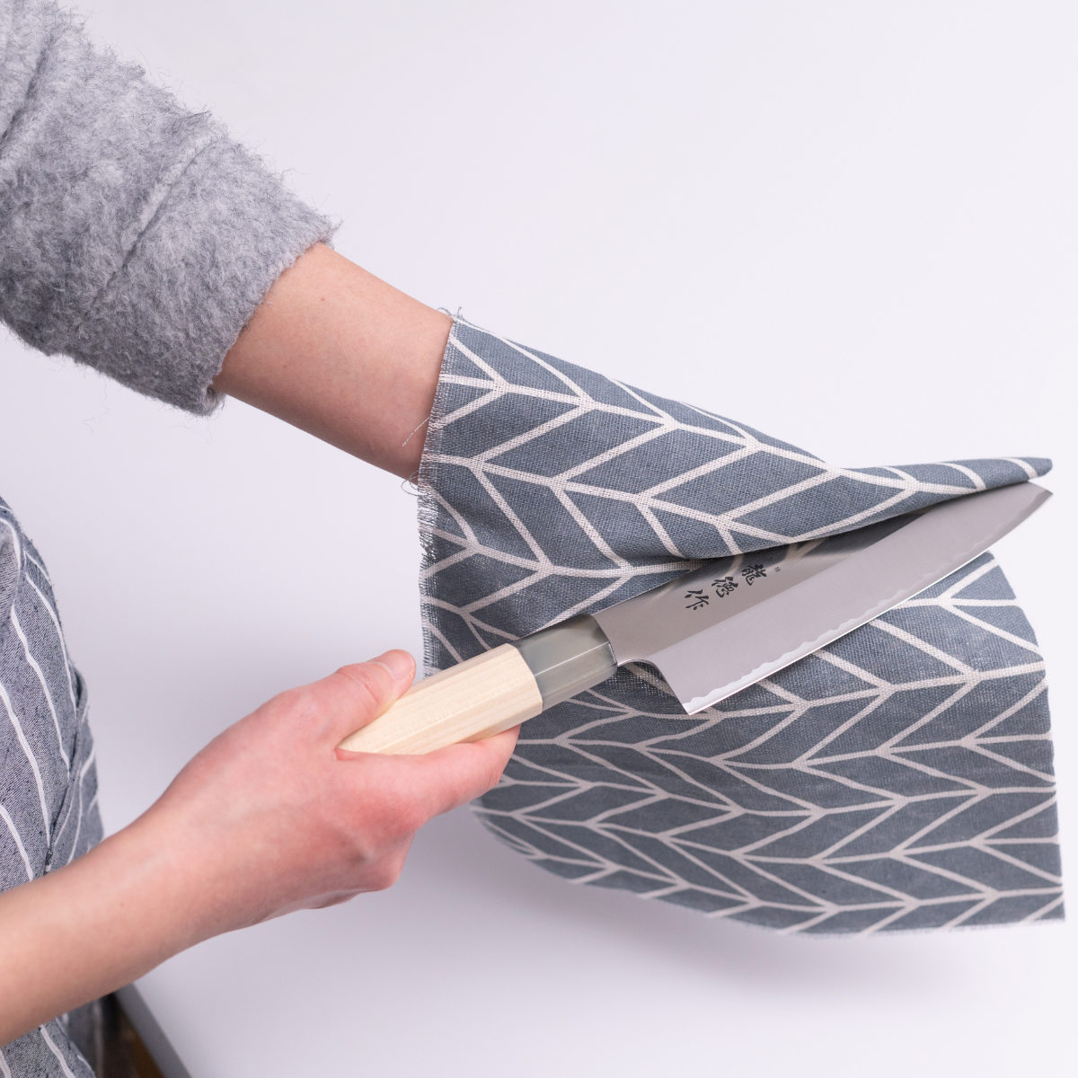 三徳包丁 16.5cm 龍徳作 八角柄 和包丁 日本製 ( 料理包丁 万能包丁 キッチンナイフ 文化包丁 165mm 165ミリ ステンレス 両刃 職人 燕三条 木柄 錆びにくい 切れ味抜群 調理小物 調理道具 キッチングッズ キッチンツール )